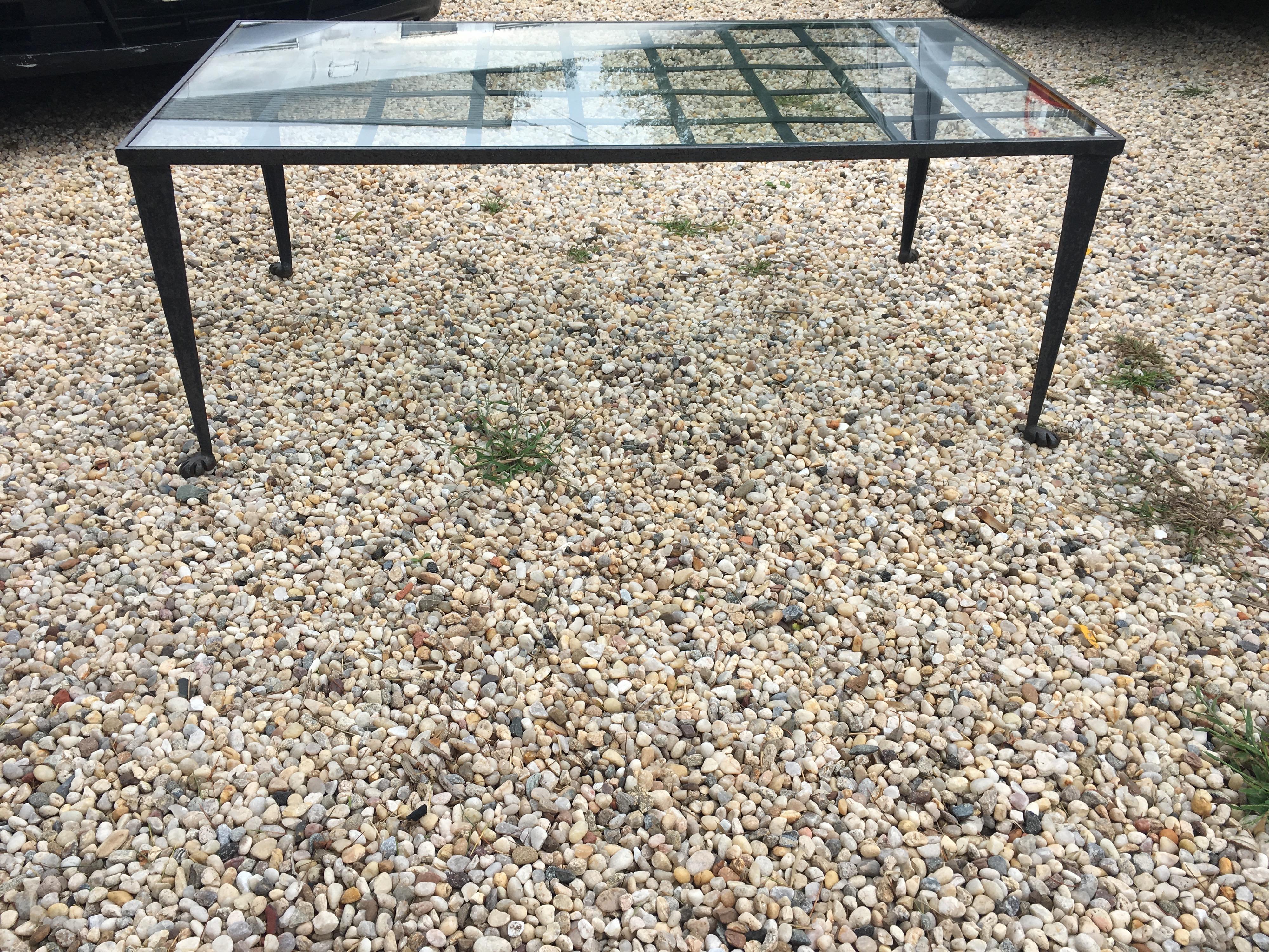 1990s vintage custom la Forge Francaise forged iron & glass coffee table
Custom iron & glass coffee table.
Hand forged by La Forge Francaise, iron straps holding a piece of glass. One small chip in one corner of the glass. Tapered legs with feet