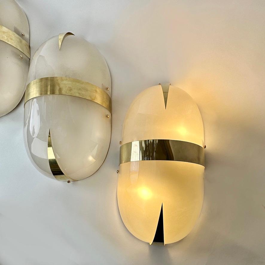 Late 20th Century Pair of Brass & Curved White Murano Glass Wall Lights In Good Condition For Sale In Firenze, Tuscany