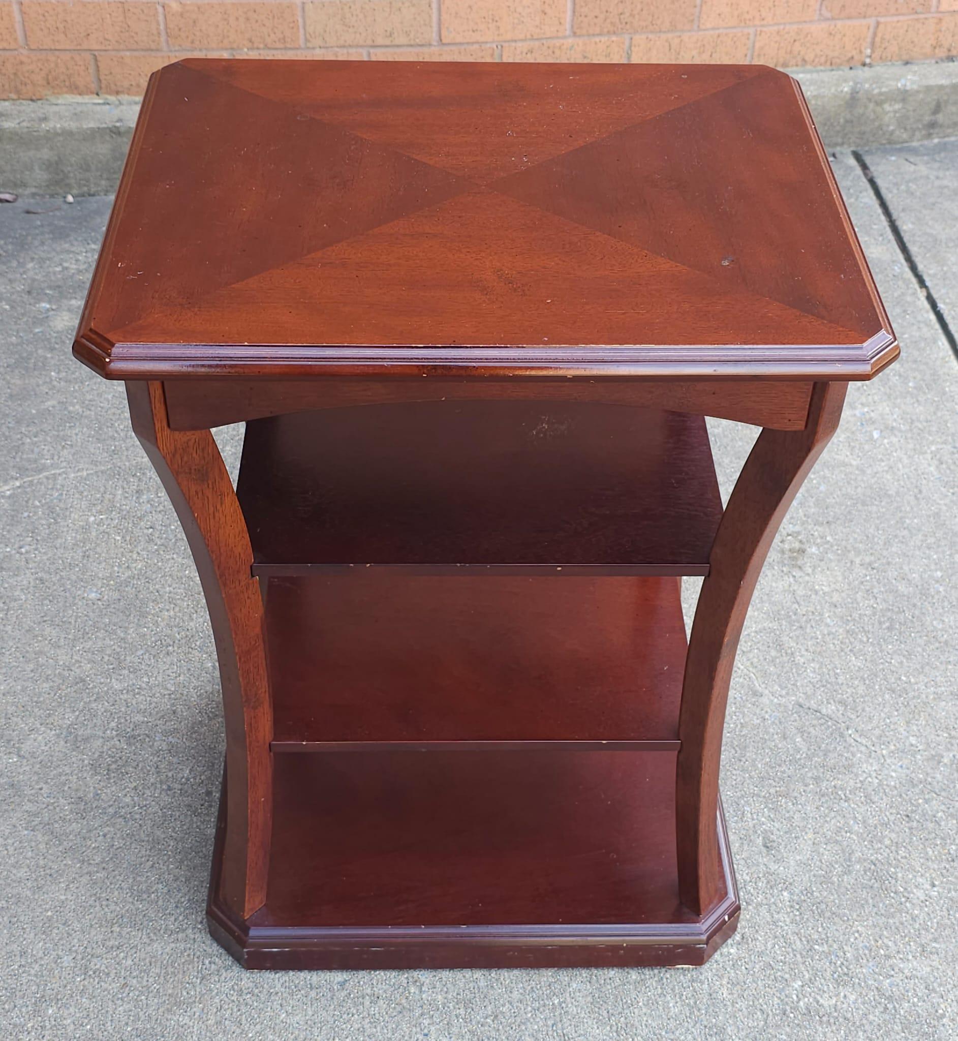 Late 20th Century Federal Style Four-Tier Mahohany Bookmatched Top Beistelltisch in großen Vintage-Zustand. Misst 20