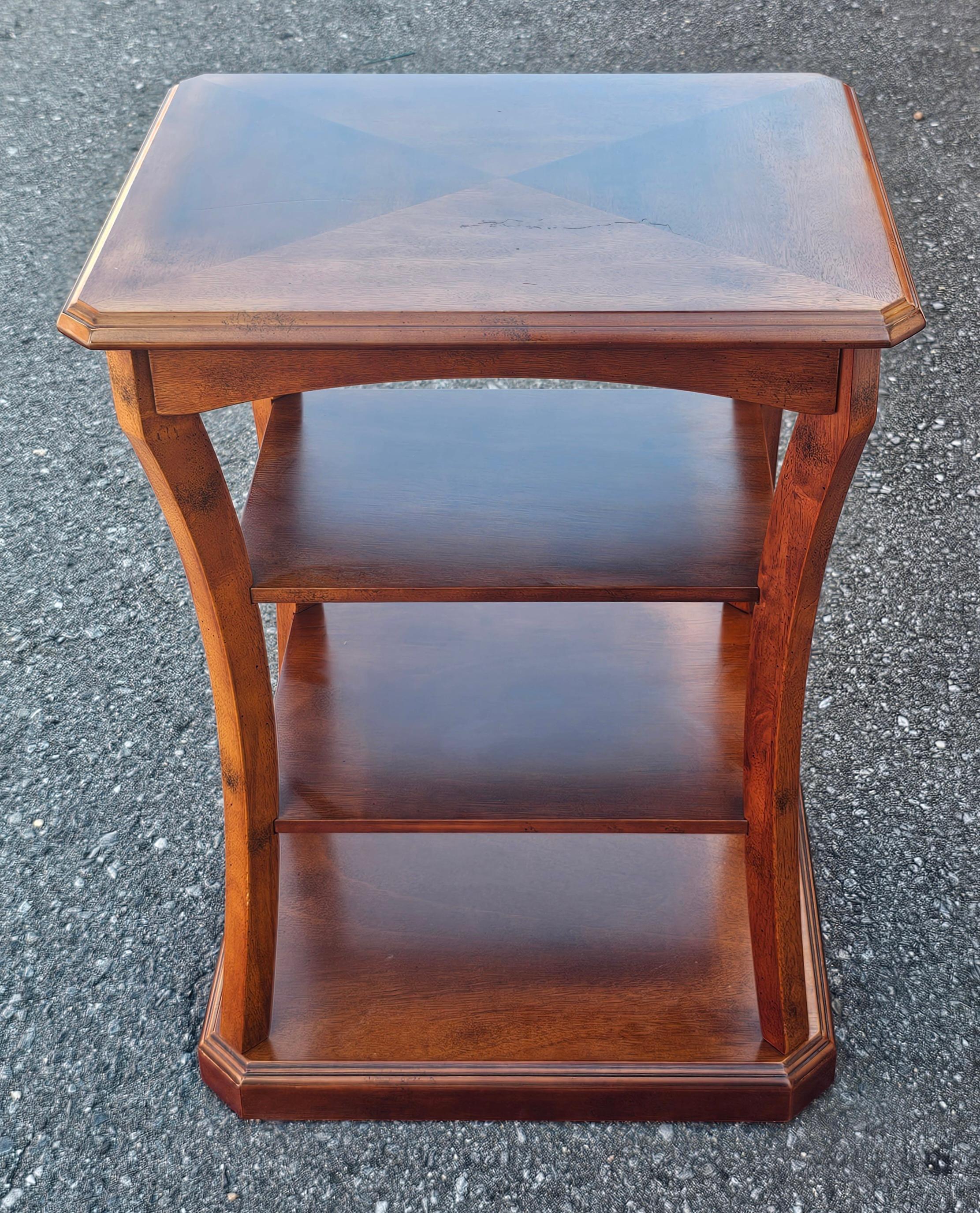 Table d'appoint de la fin du 20e siècle, de style Feder, à quatre niveaux et à plateau mahohany, en très bon état. Mesure 20