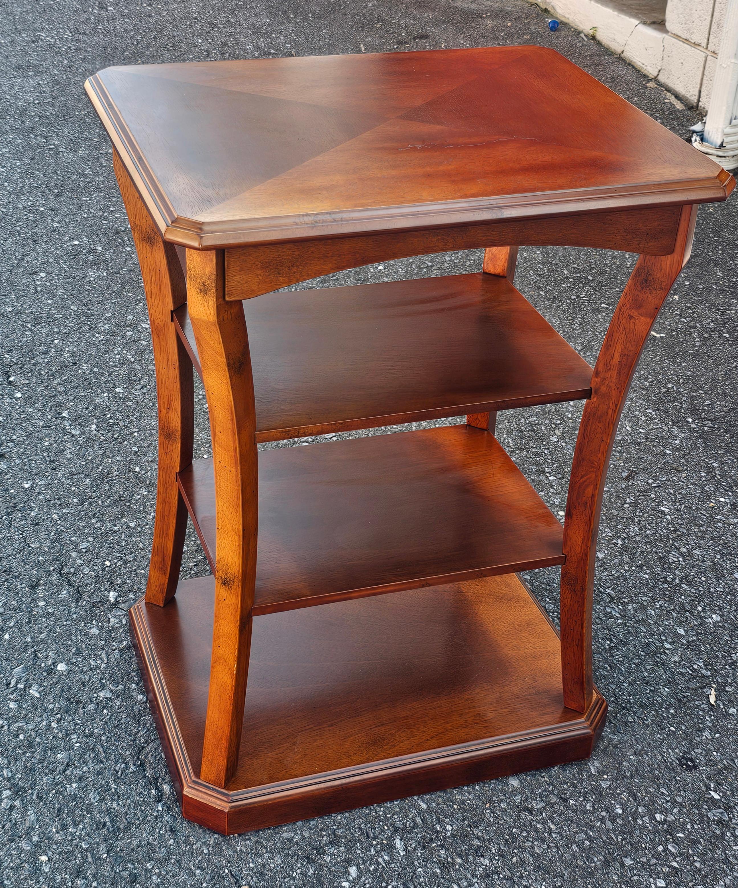 Fin du 20e siècle Table d'appoint à quatre niveaux en mahousse à plateau moucheté Bon état - En vente à Germantown, MD