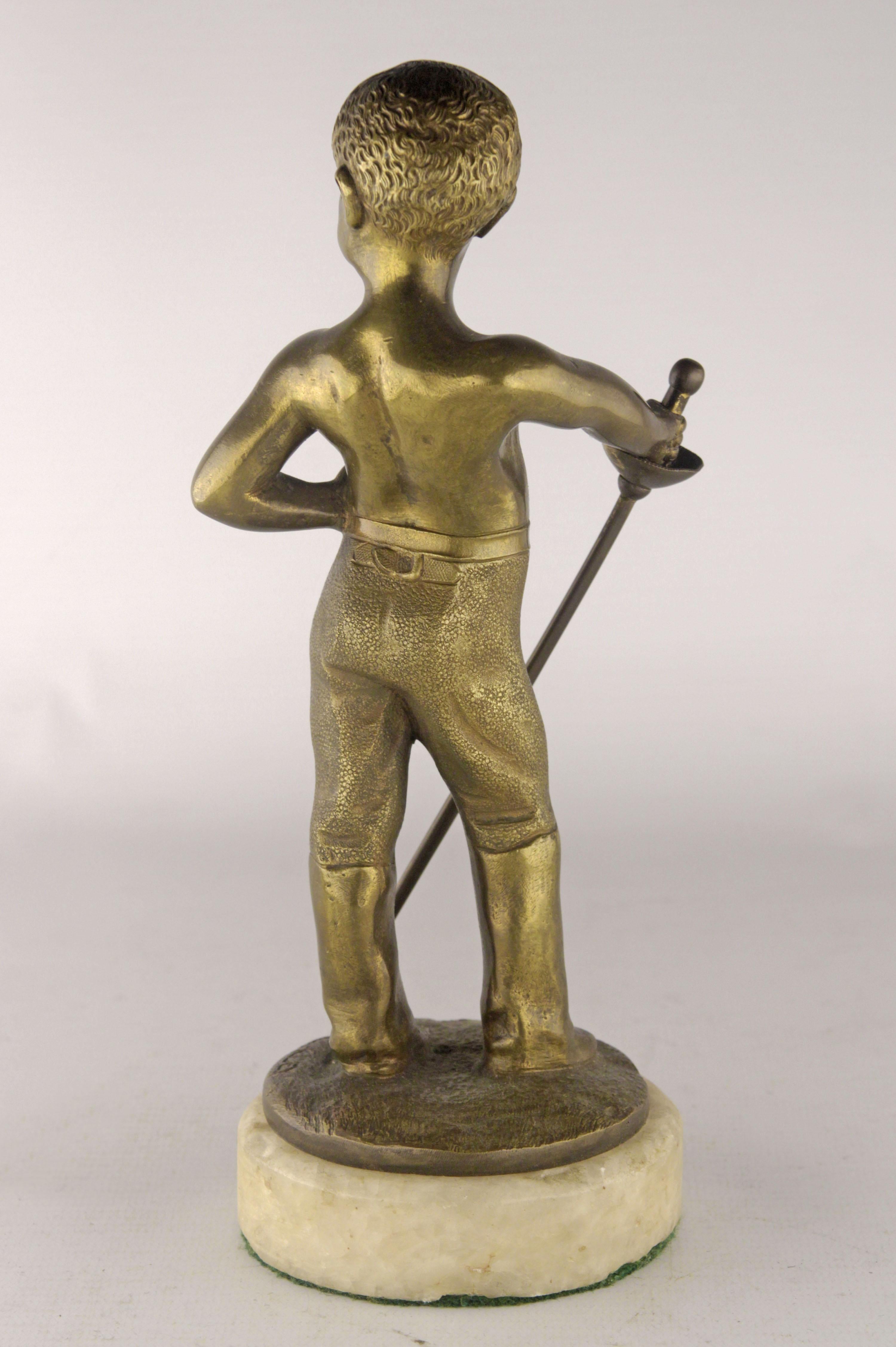 Belle Époque Sculpture française de garçon avec une épée de Louis Kley, fin du 19e siècle en vente