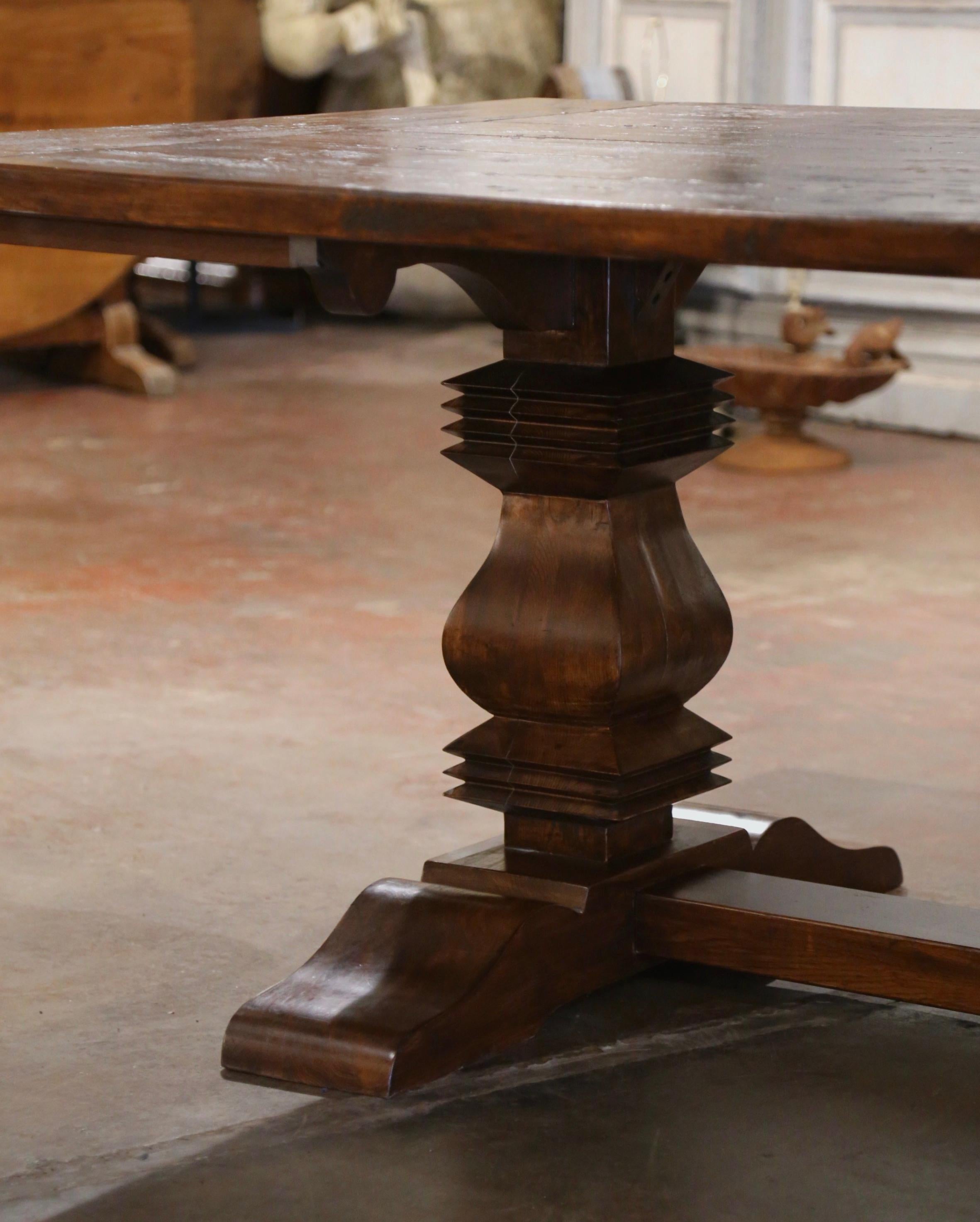 Louis XIII Table de ferme à tréteaux monastère française de la fin du 20e siècle en chêne et châtaignier sculptés en vente