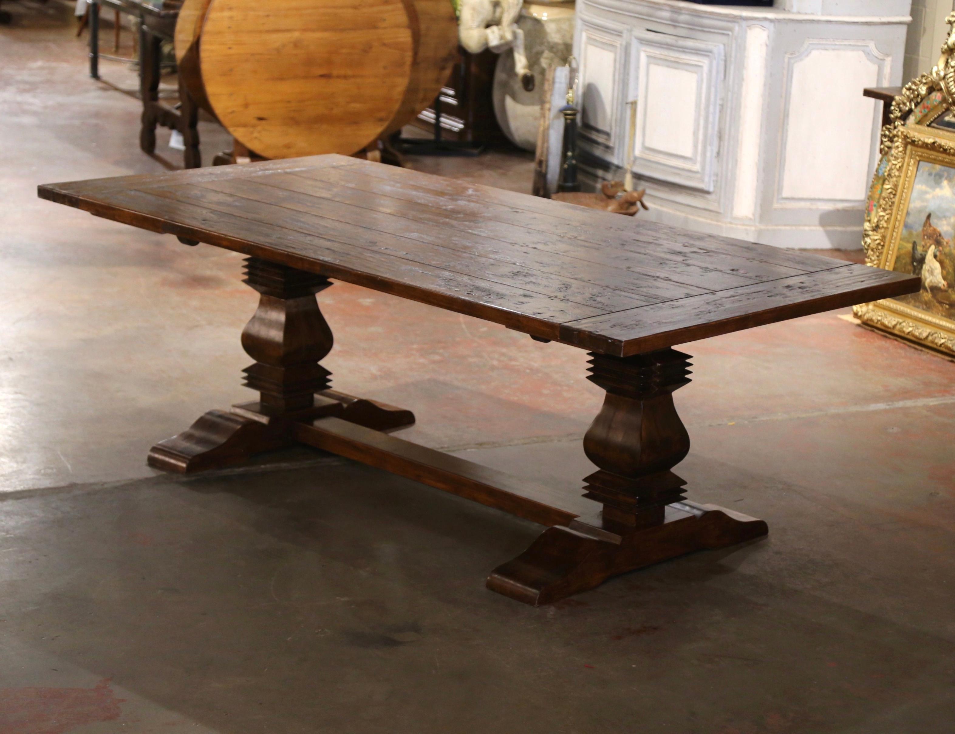 Table de ferme à tréteaux monastère française de la fin du 20e siècle en chêne et châtaignier sculptés Excellent état - En vente à Dallas, TX