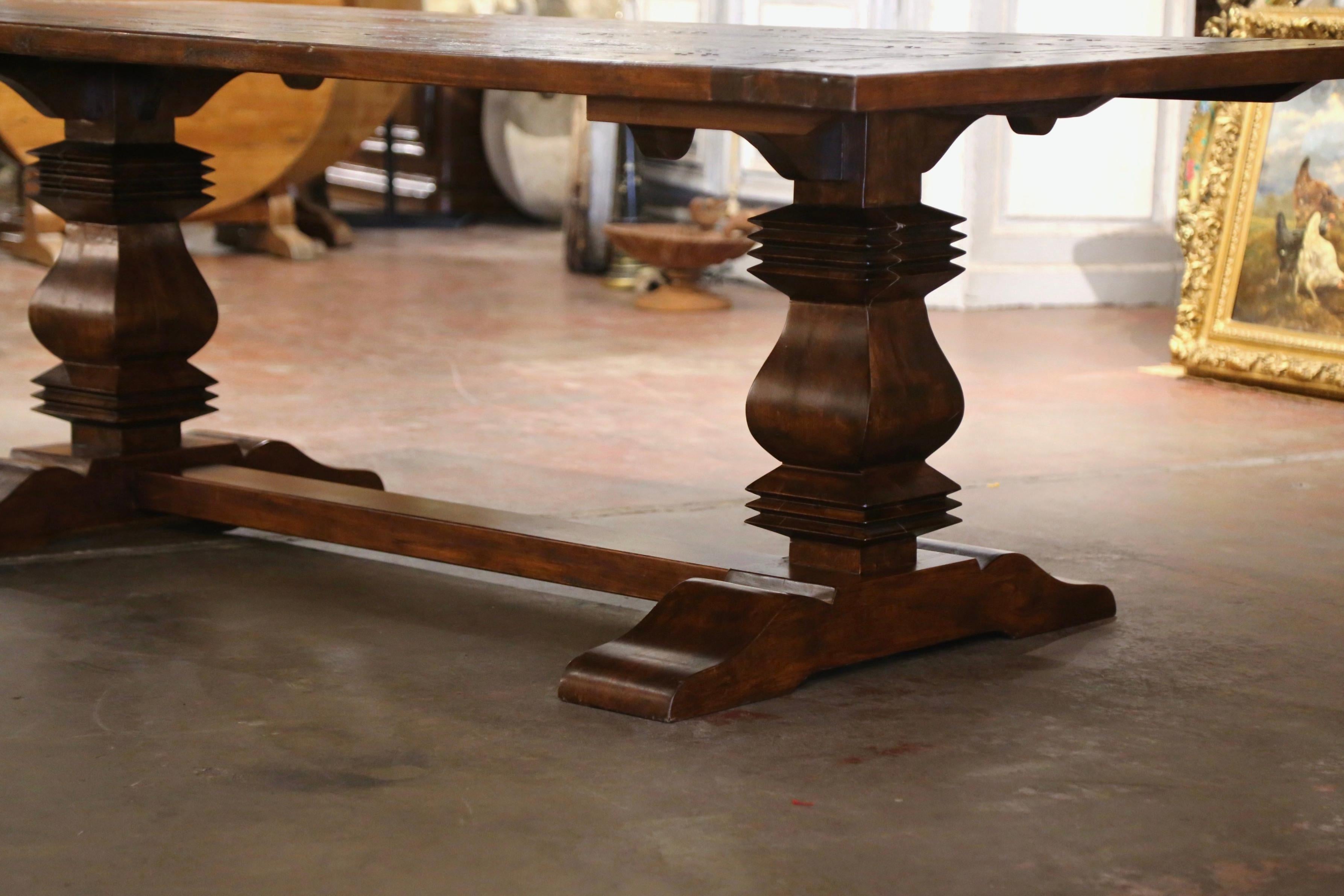 20ième siècle Table de ferme à tréteaux monastère française de la fin du 20e siècle en chêne et châtaignier sculptés en vente