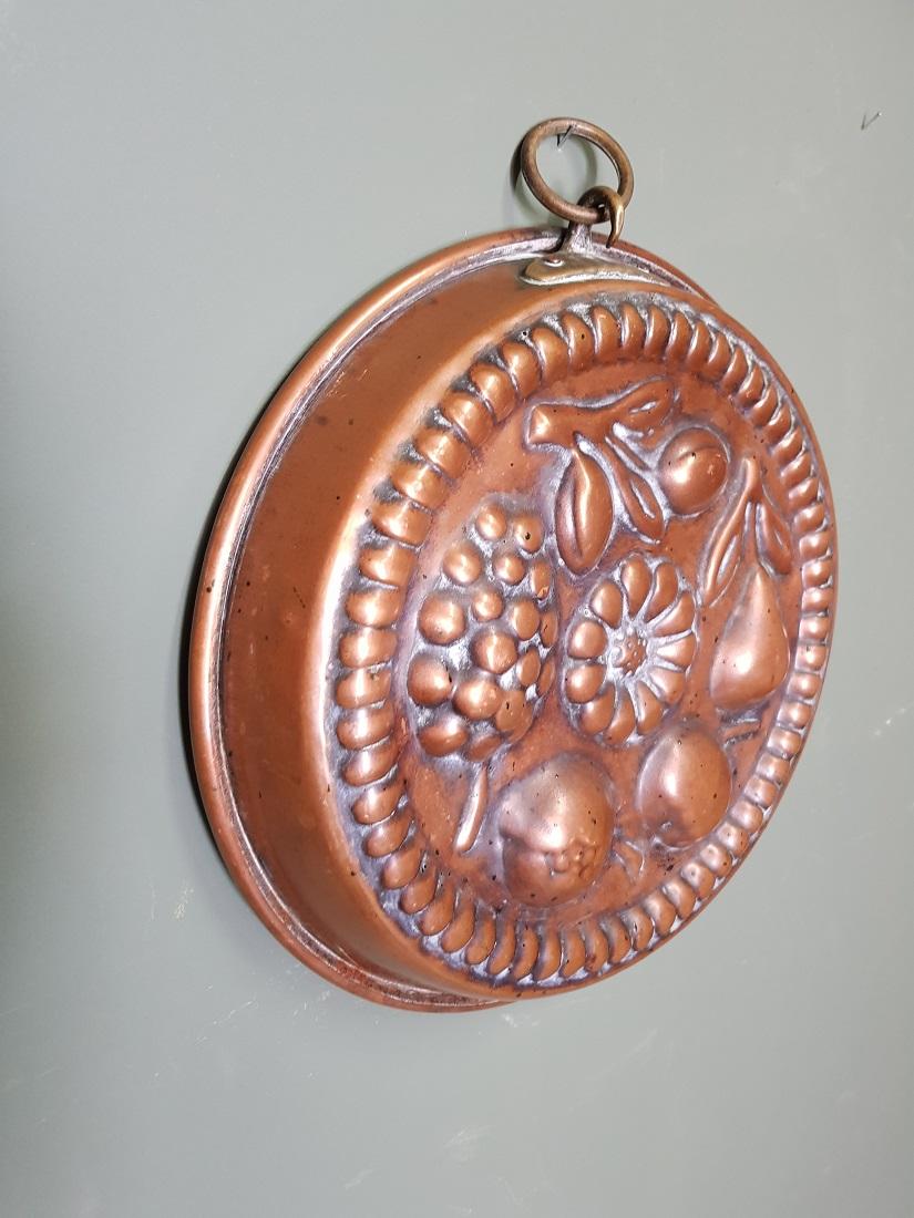 French copper baking mold with a relief of various fruits and with a brass hanging eye, which is in good but used condition, late 20th century.

The measurements are,
Diameter 28.5 cm/ 11.2 inch. 
Height 4.5 cm/ 1.7 inch.