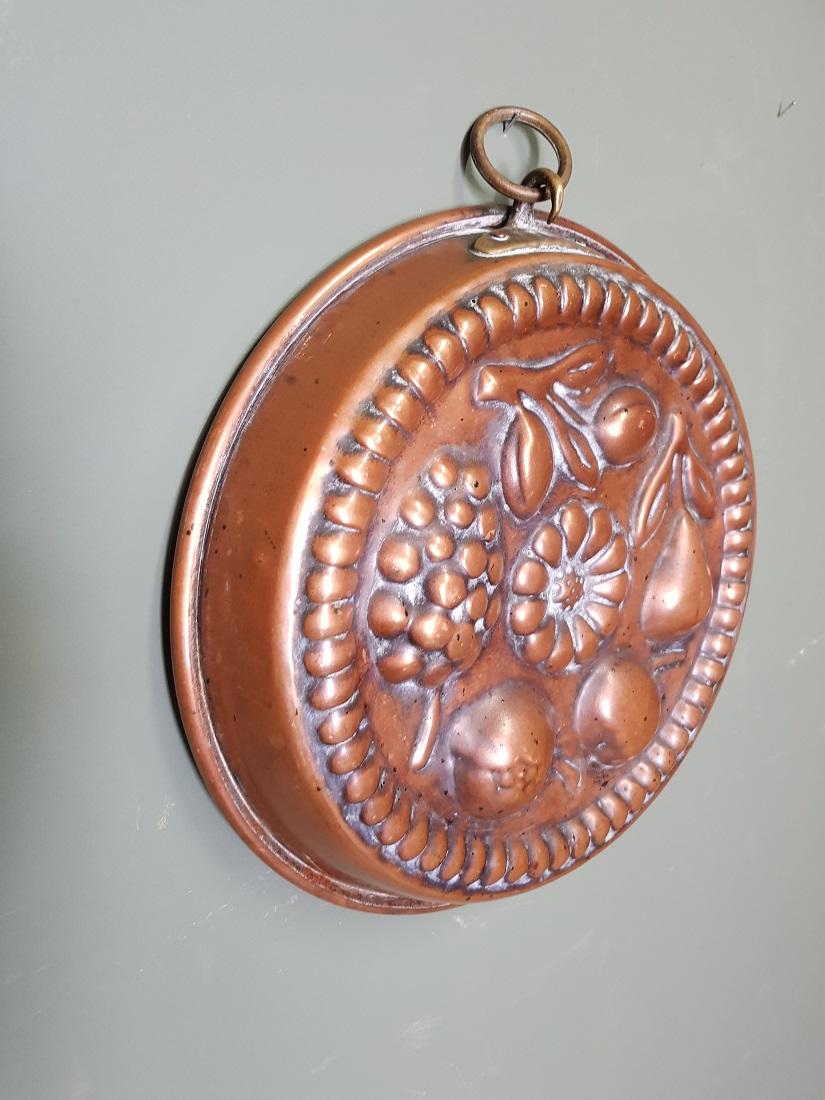 Stampo da forno francese in rame con un rilievo di vari frutti e un occhiello in ottone, in buone condizioni ma usato, fine del XX secolo.

Le misure sono,
Diametro 28,5 cm/ 11,2 pollici. 
Altezza 4,5 cm/ 1,7 pollici.