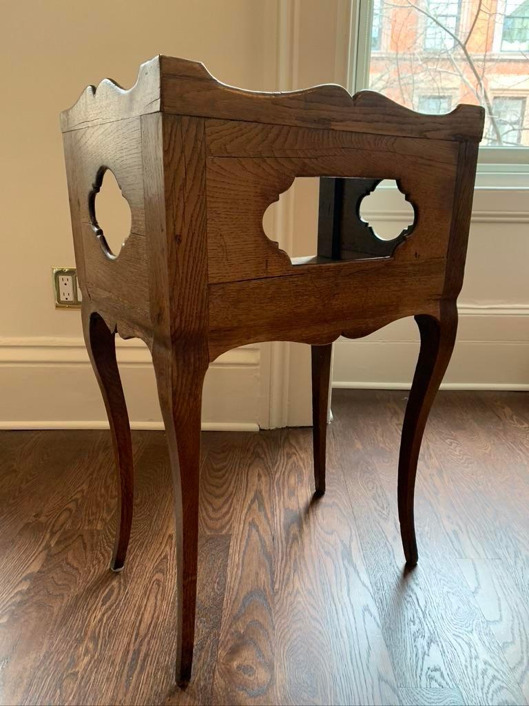 Mid 18th Century French End Table with Open Shelf and Quatrefoil Motifs In Good Condition For Sale In New York, NY