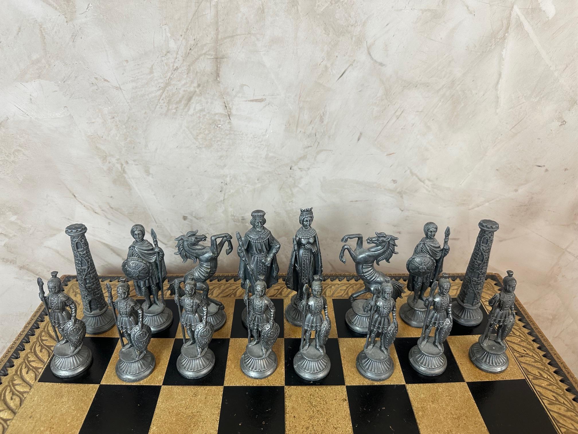 Set di scacchi francese in pelle e metallo della fine del XX secolo, anni '80 in vendita 4