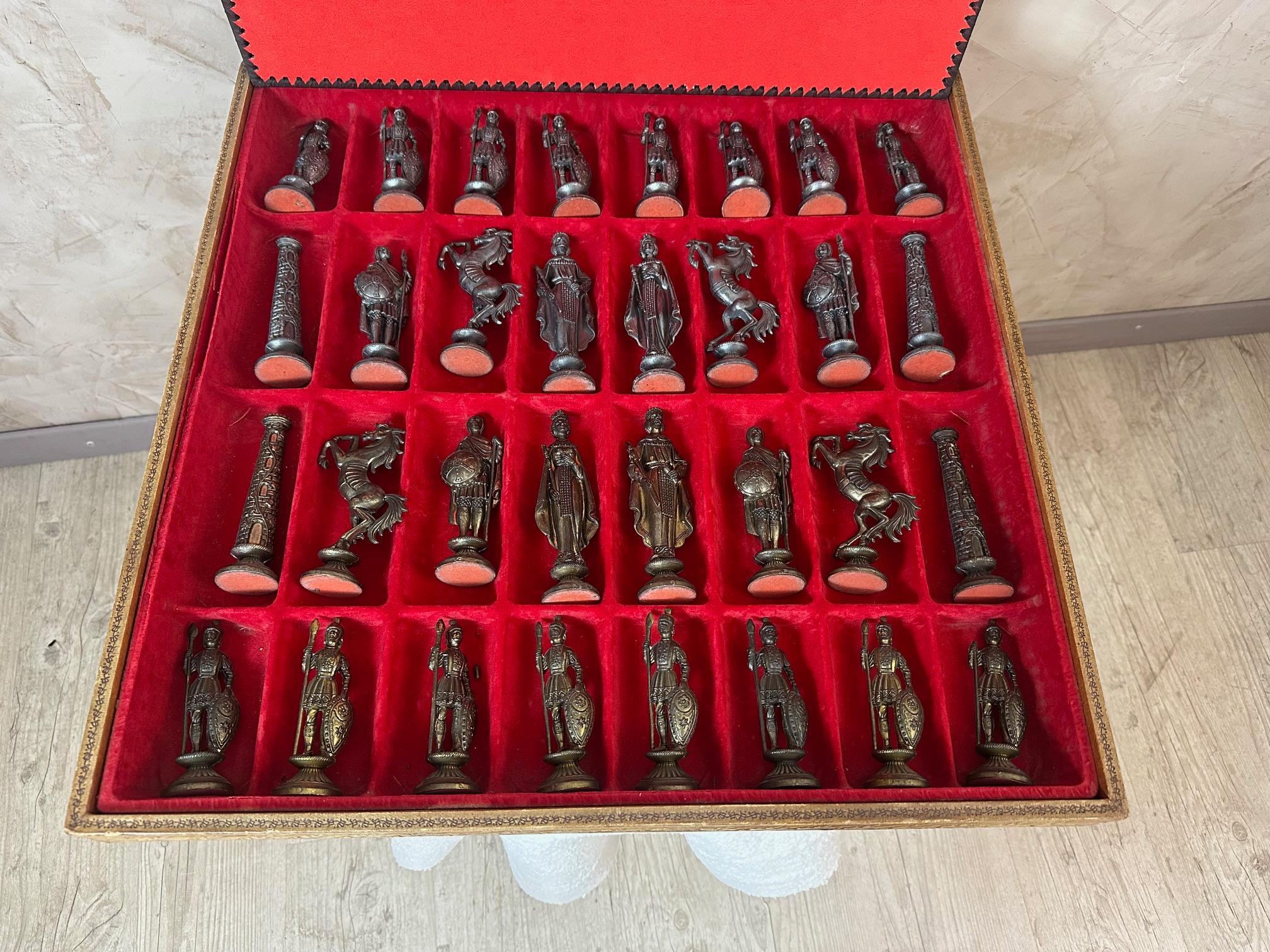 Set di scacchi francese in pelle e metallo della fine del XX secolo, anni '80 in vendita 7