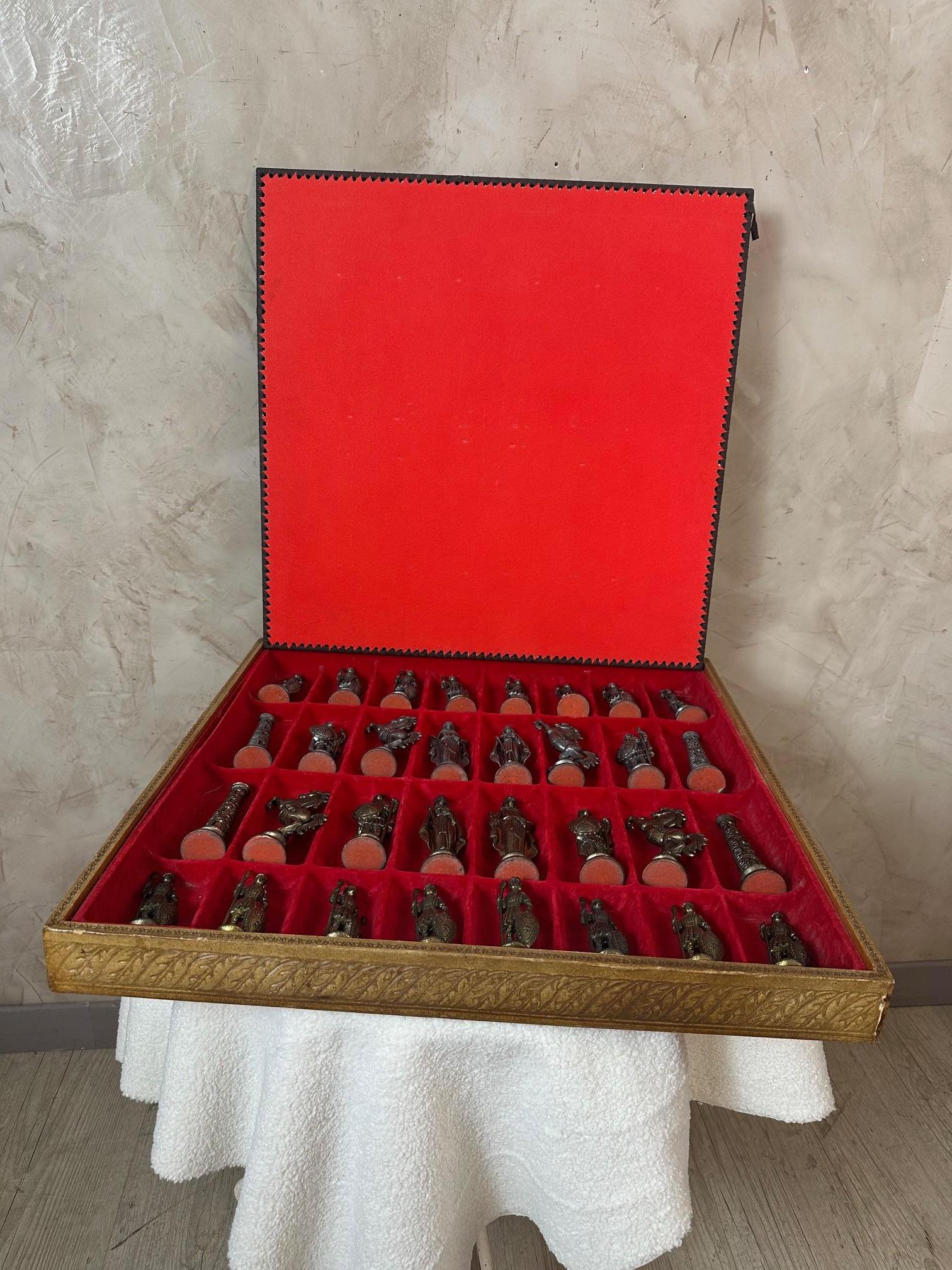 Set di scacchi francese in pelle e metallo della fine del XX secolo, anni '80 in vendita 8