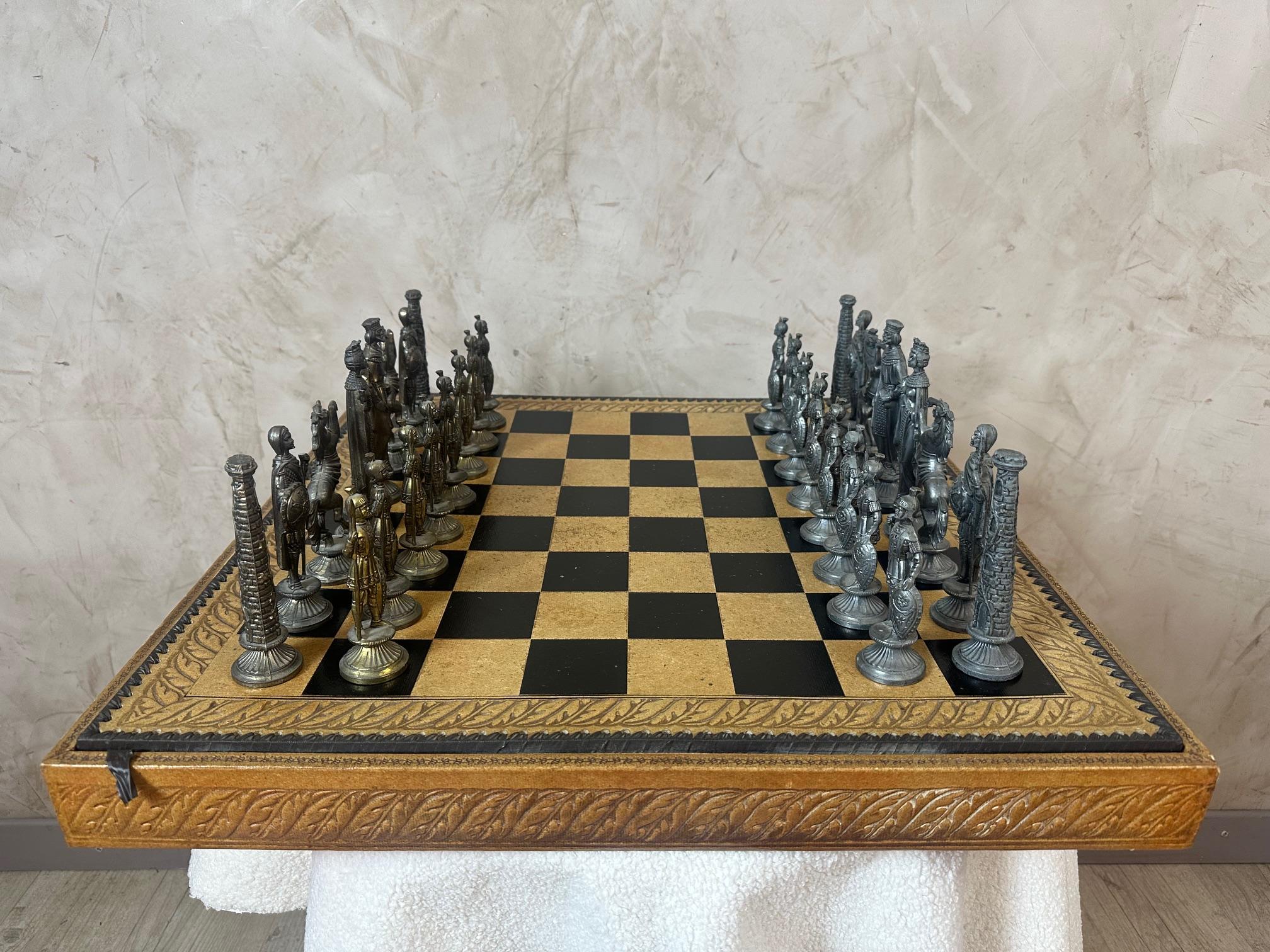 Francese Set di scacchi francese in pelle e metallo della fine del XX secolo, anni '80 in vendita