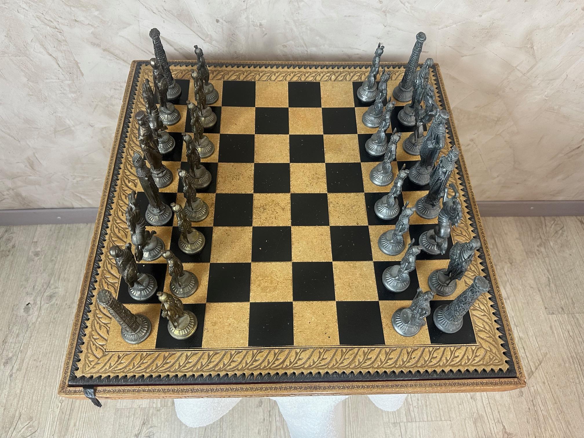 Set di scacchi francese in pelle e metallo della fine del XX secolo, anni '80 In condizioni buone in vendita a LEGNY, FR