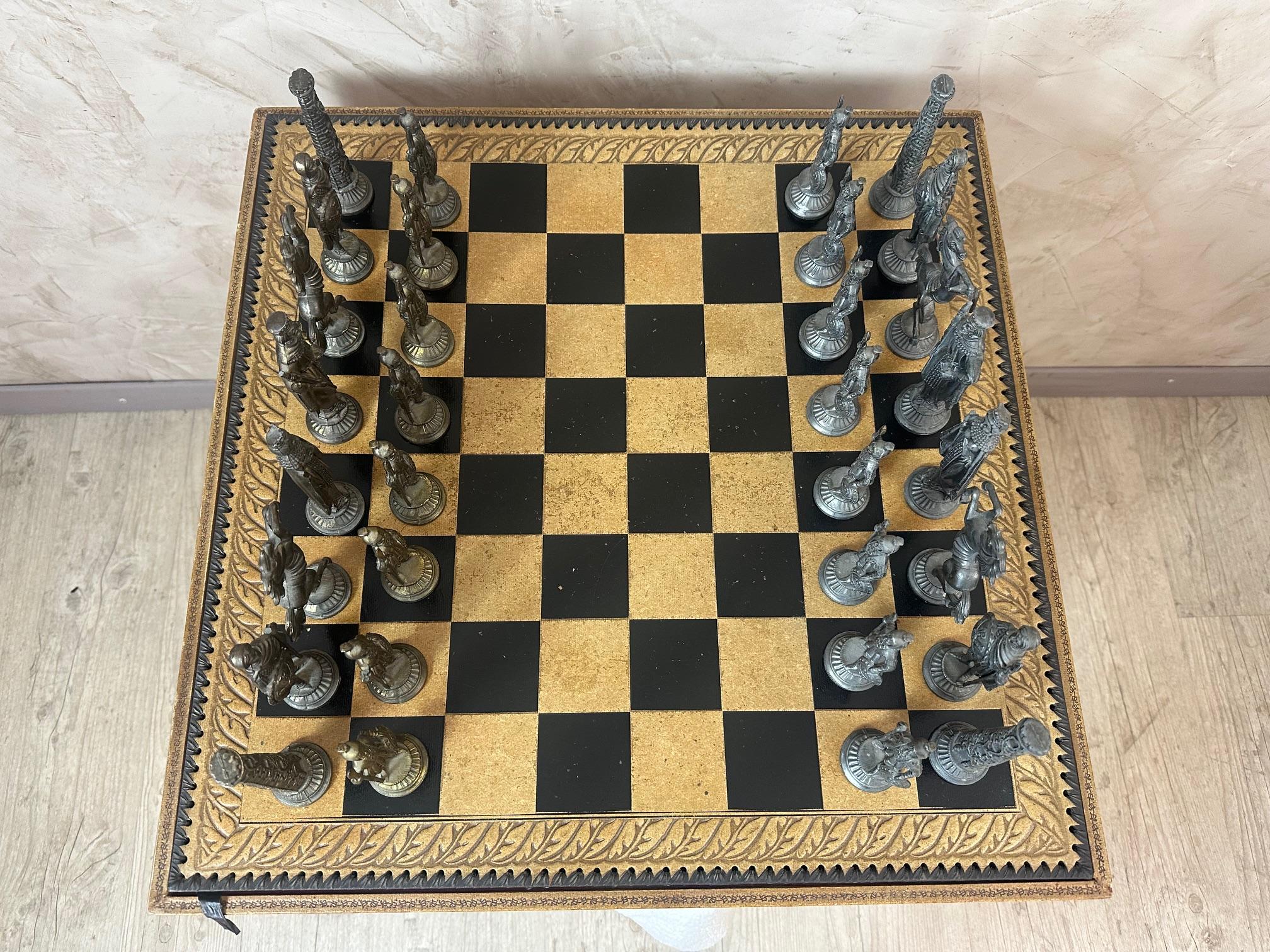 Fine XX secolo Set di scacchi francese in pelle e metallo della fine del XX secolo, anni '80 in vendita