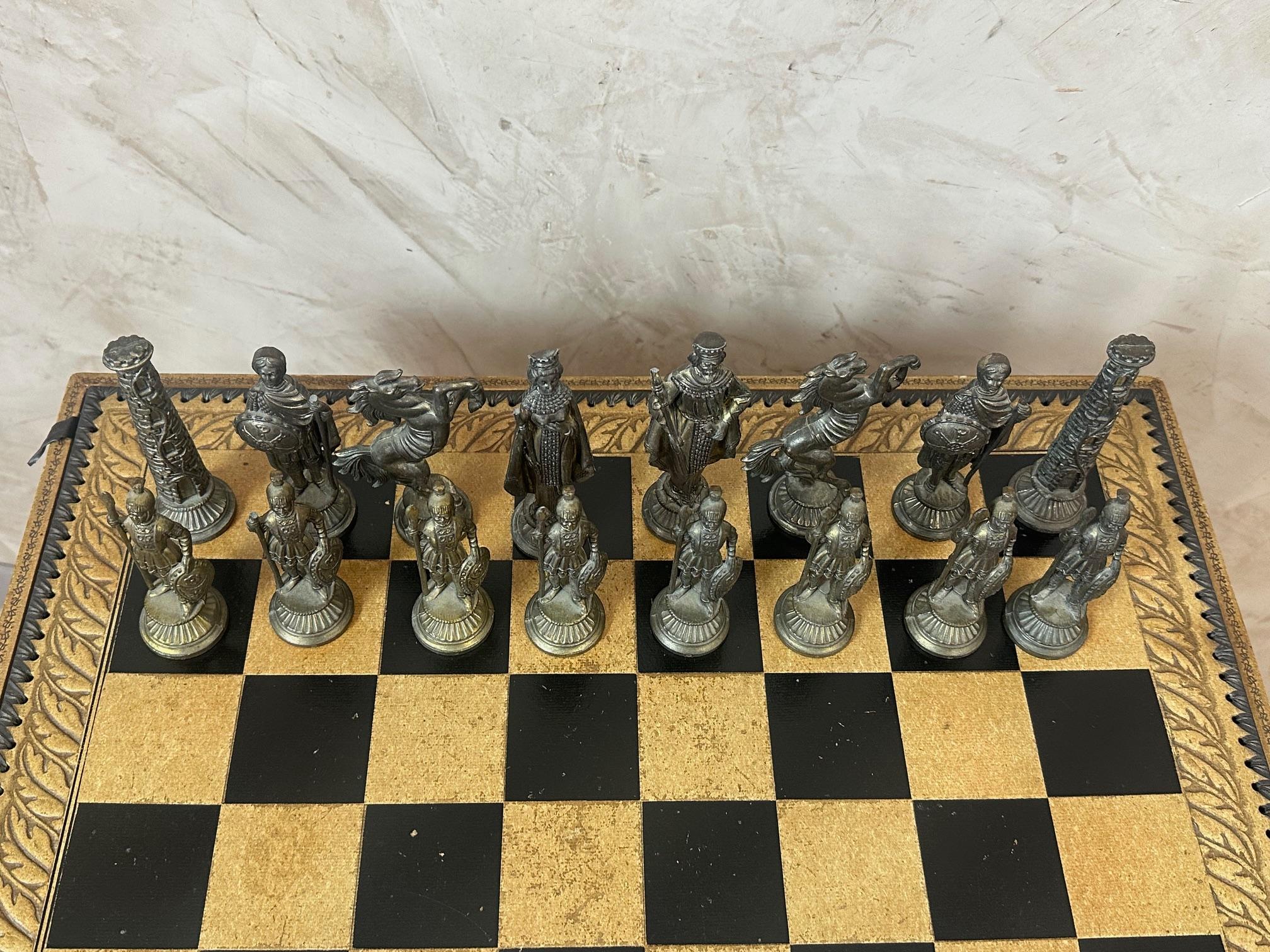 Set di scacchi francese in pelle e metallo della fine del XX secolo, anni '80 in vendita 2