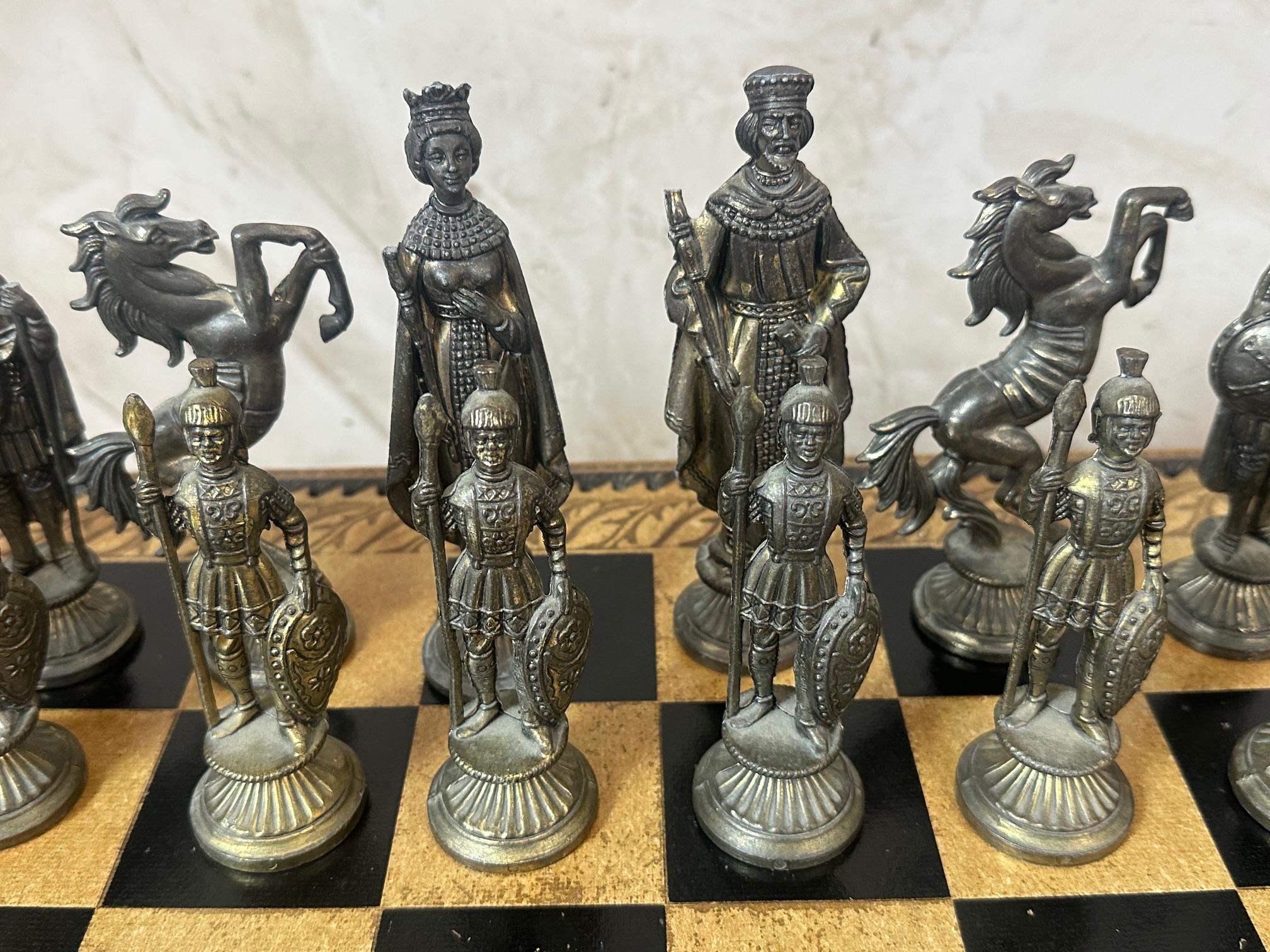 Set di scacchi francese in pelle e metallo della fine del XX secolo, anni '80 in vendita 3