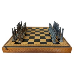 Set di scacchi francese in pelle e metallo della fine del XX secolo, anni '80