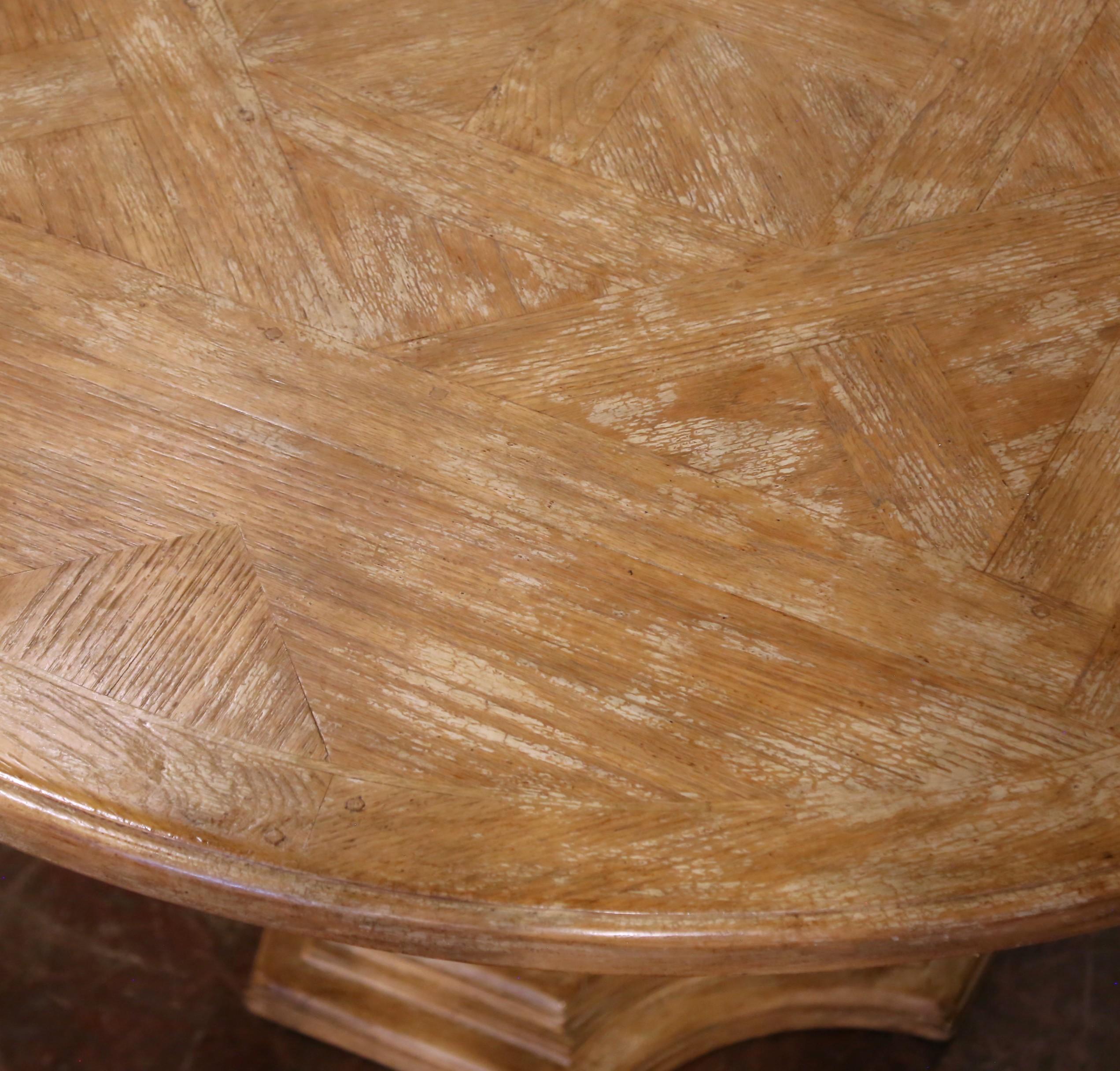 Hand-Carved Late 20th Century French Louis XV Round Dining Table with Six Upholstered Chairs For Sale