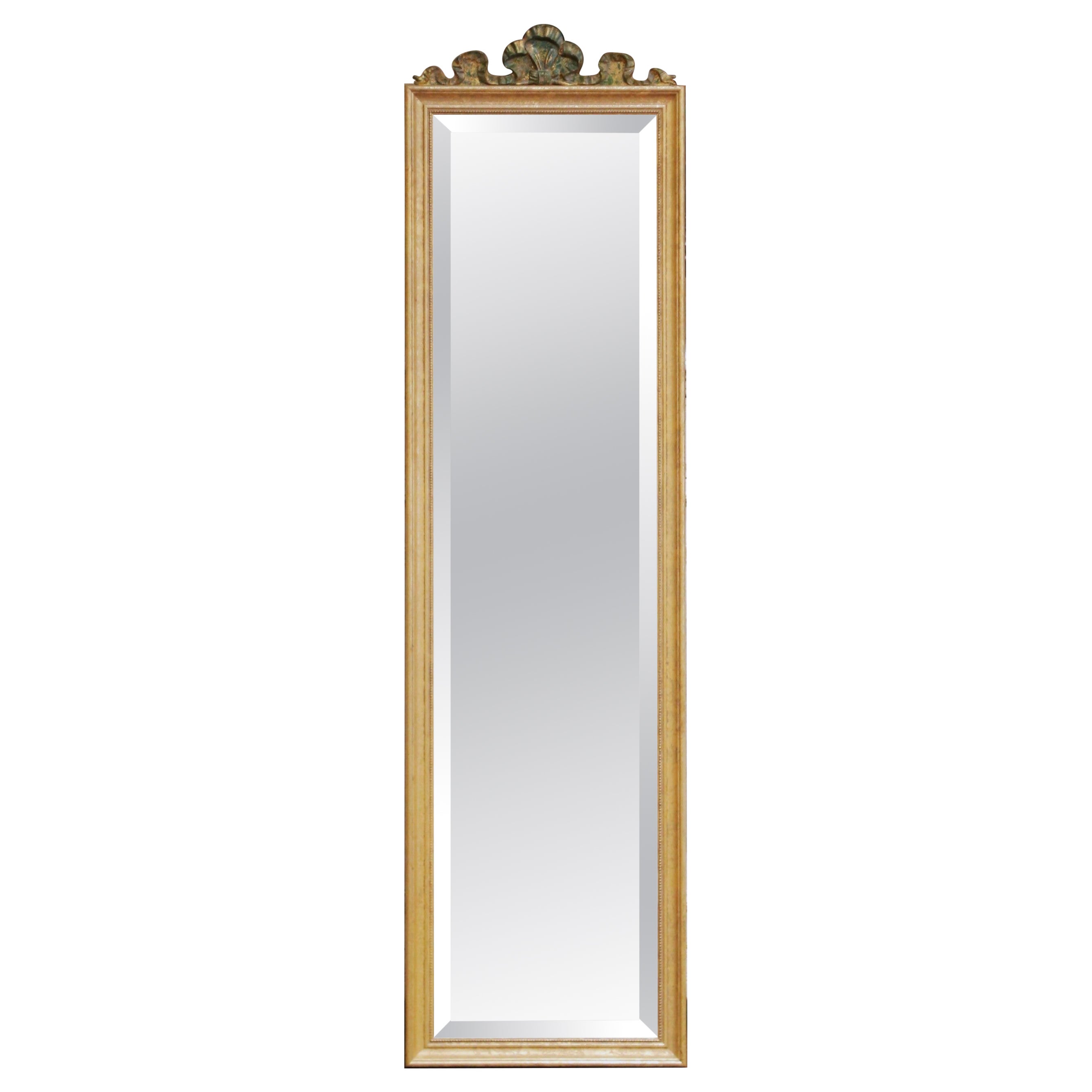 Specchio da terra smussato in legno dorato in stile Luigi XVI, fine XX secolo.