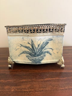 Cachepot in tole dipinte in stile francese della fine del XX secolo con galleria in ottone traforata