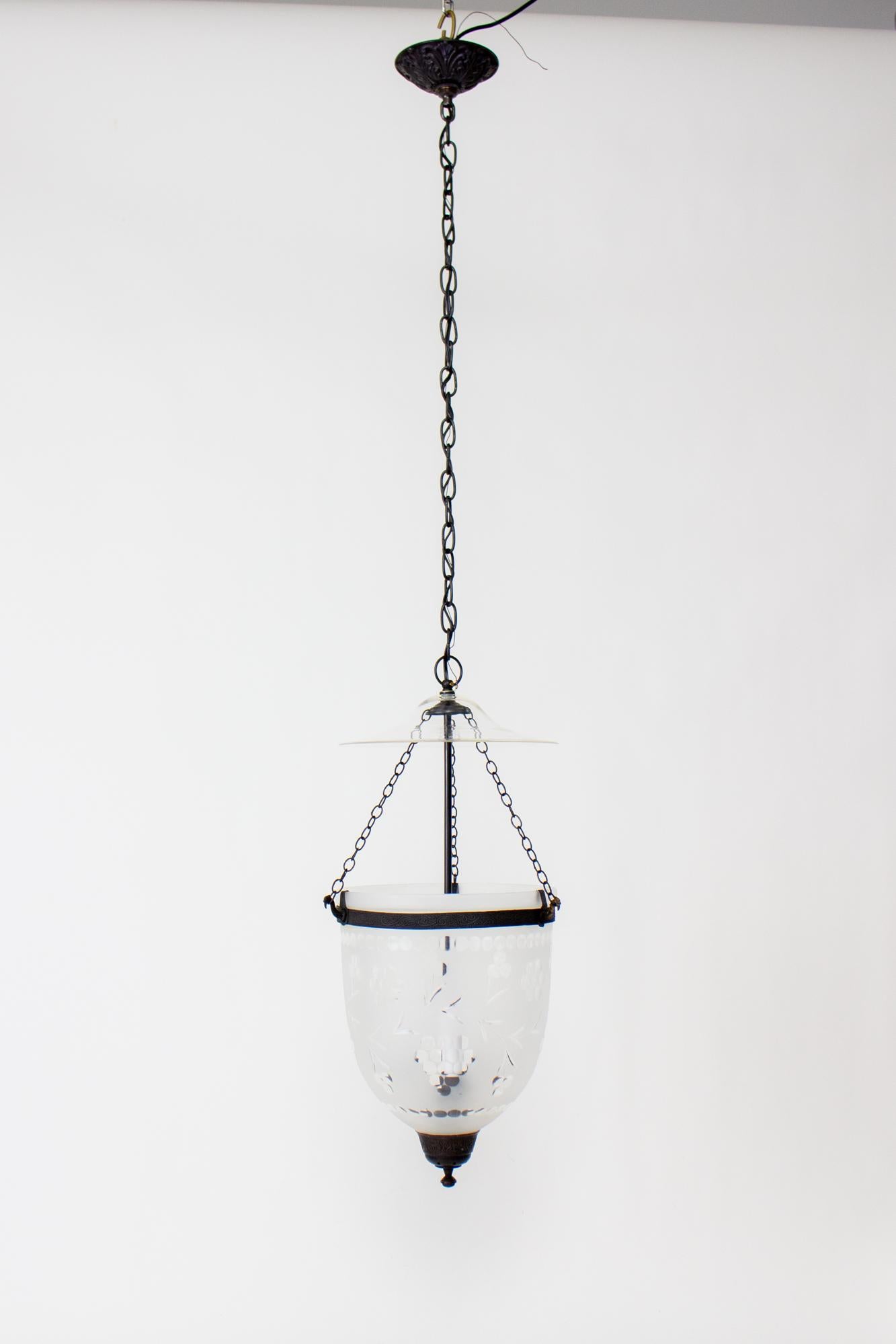 Cloche en verre dépoli avec finition en laiton foncé. Les lanternes en forme de cloche ont commencé à être populaires dans l'Inde coloniale et, en raison de leur popularité persistante, leur production s'est poursuivie jusqu'à aujourd'hui. Fabriquée