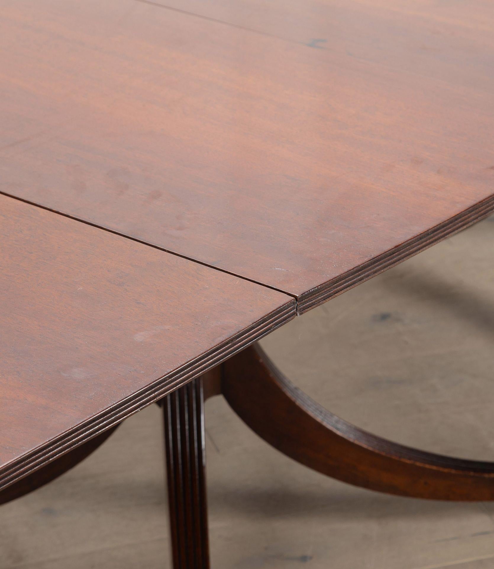 Table de salle à manger à trois piliers en acajou de style géorgien de la fin du 20e siècle en vente 3