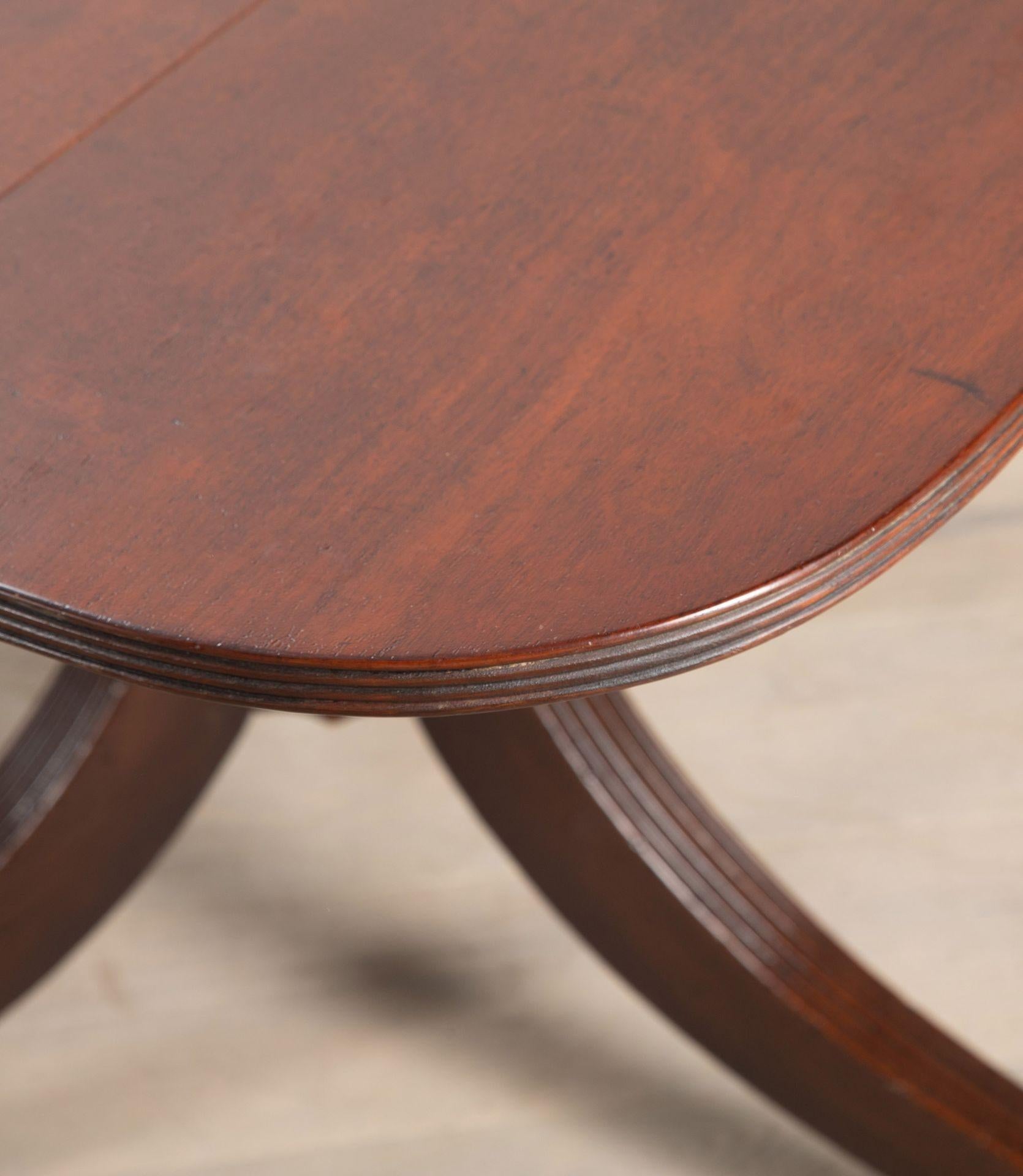 Table de salle à manger à trois piliers en acajou de style géorgien de la fin du 20e siècle en vente 6