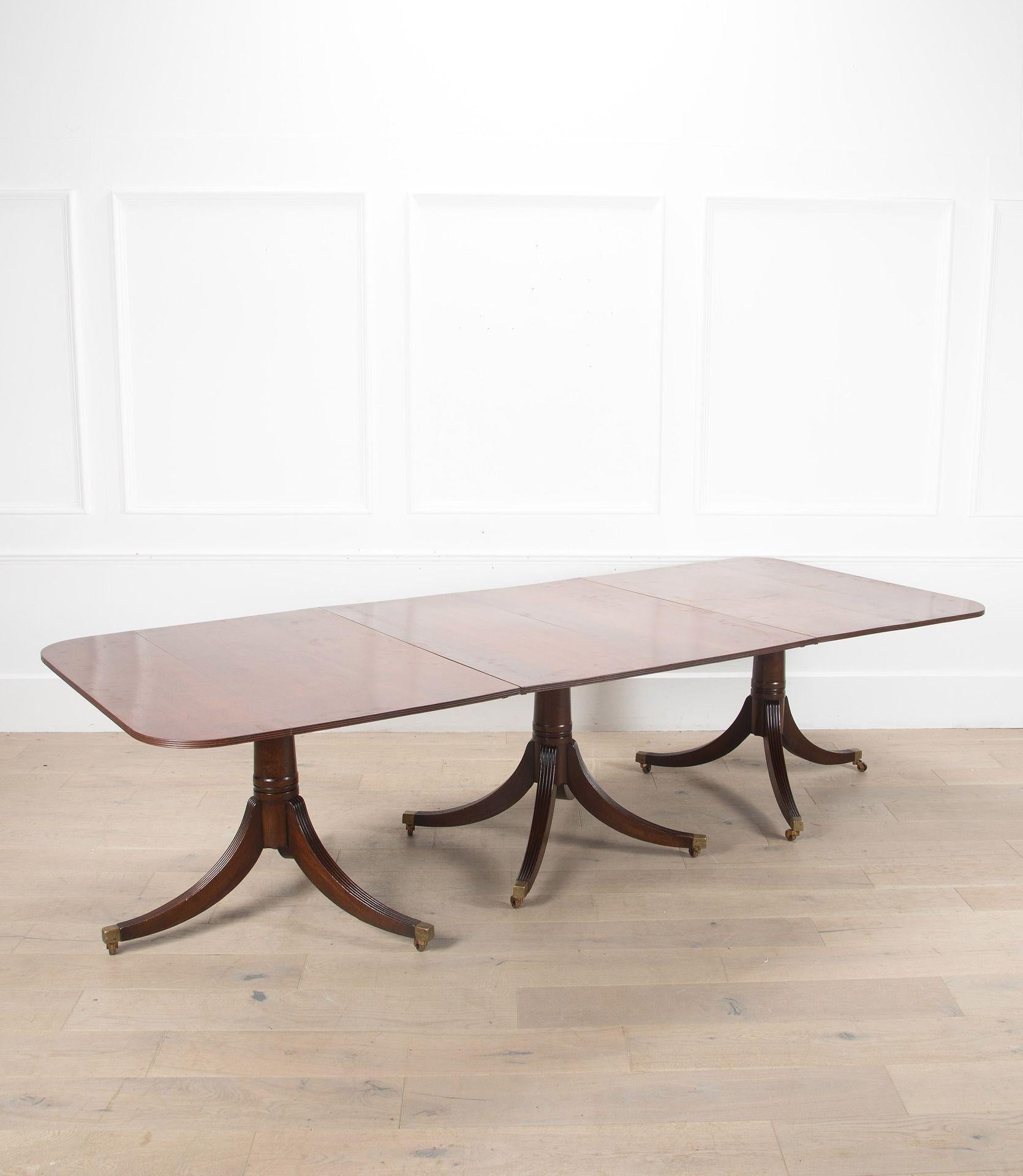 Georgien Table de salle à manger à trois piliers en acajou de style géorgien de la fin du 20e siècle en vente