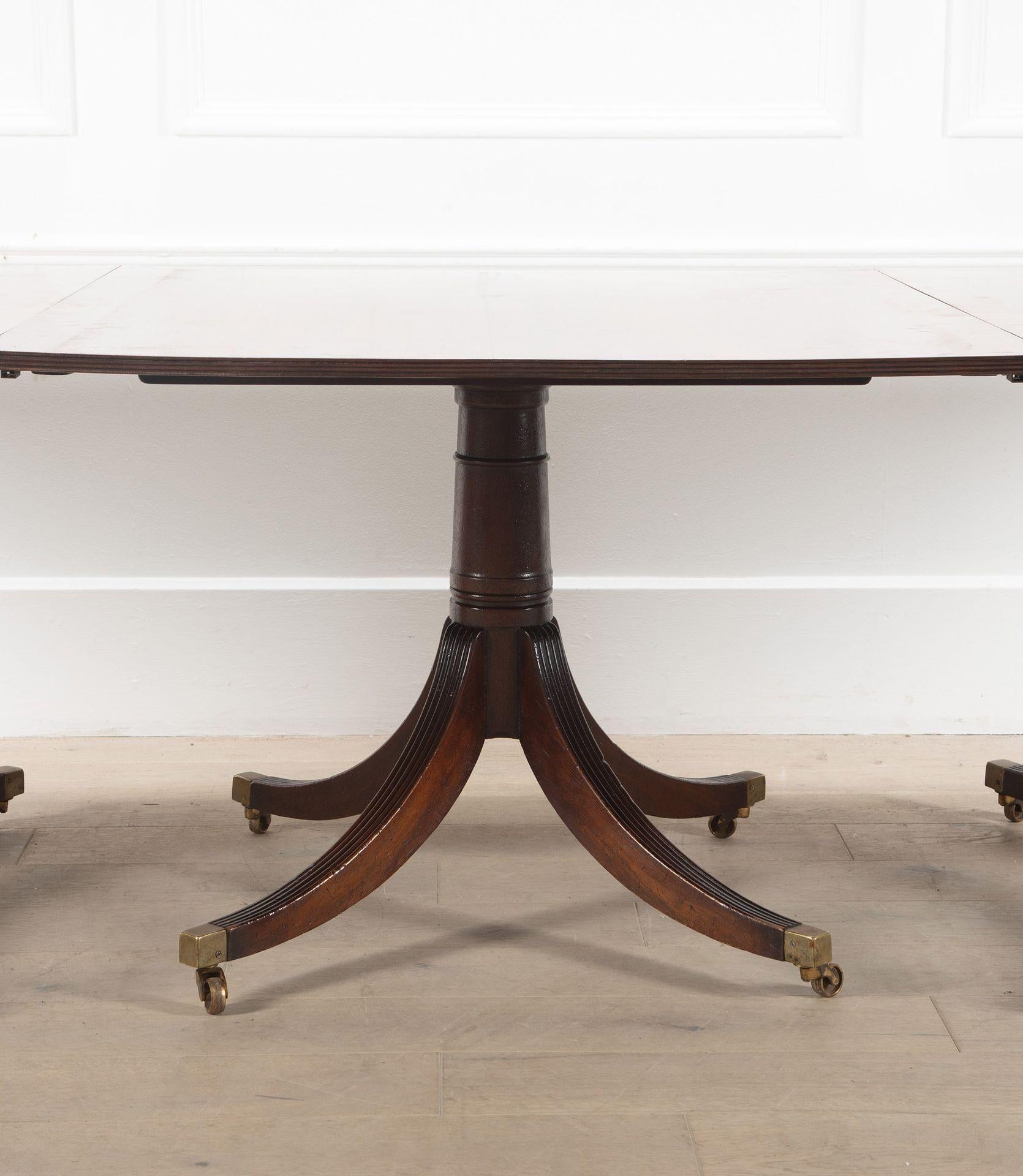 Table de salle à manger à trois piliers en acajou de style géorgien de la fin du 20e siècle Bon état - En vente à Gloucestershire, GB