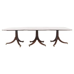 Table de salle à manger à trois piliers en acajou de style géorgien de la fin du 20e siècle
