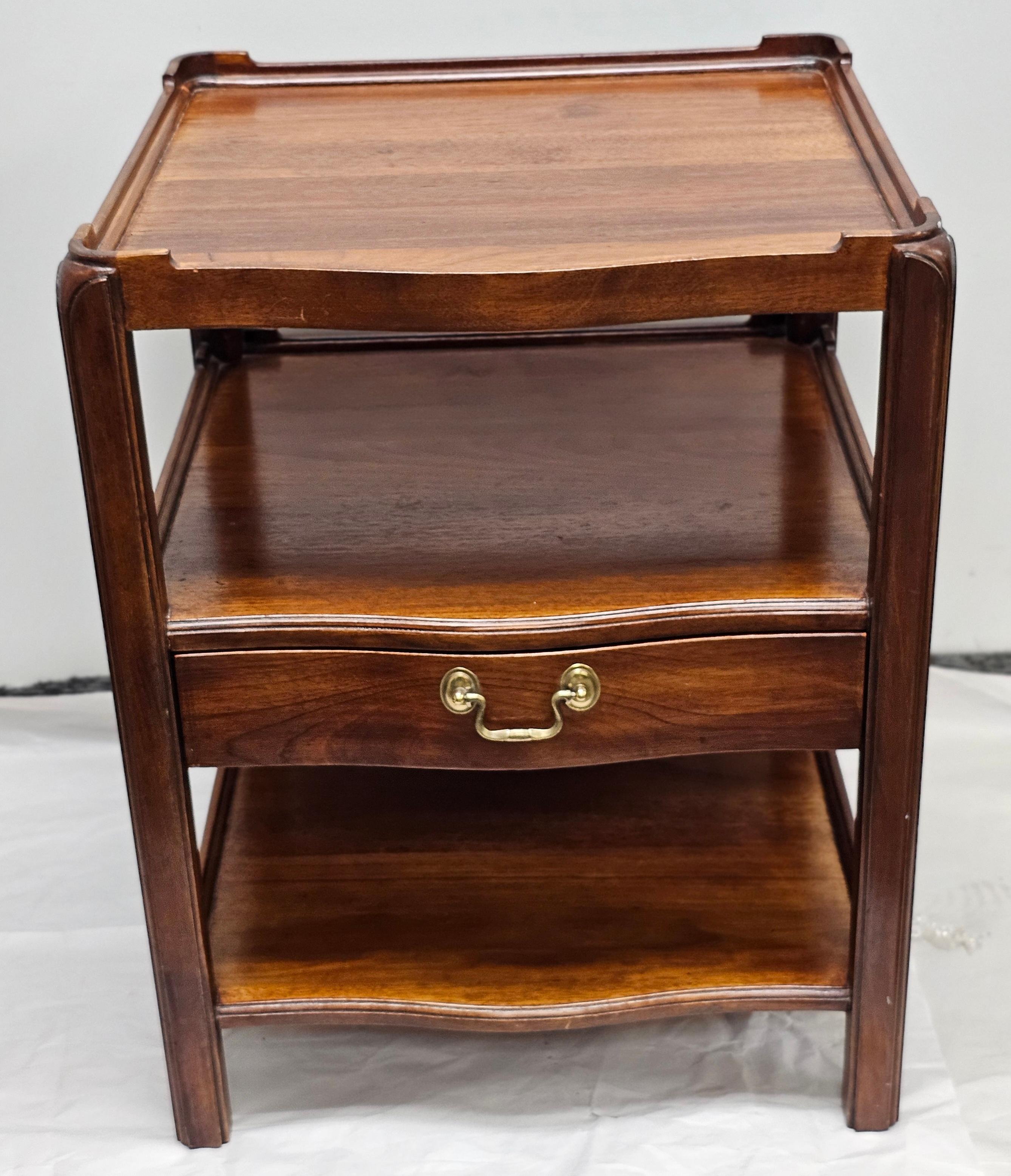 Mesa auxiliar de un solo cajón de estilo georgiano de finales del siglo XX
Mide 20,5