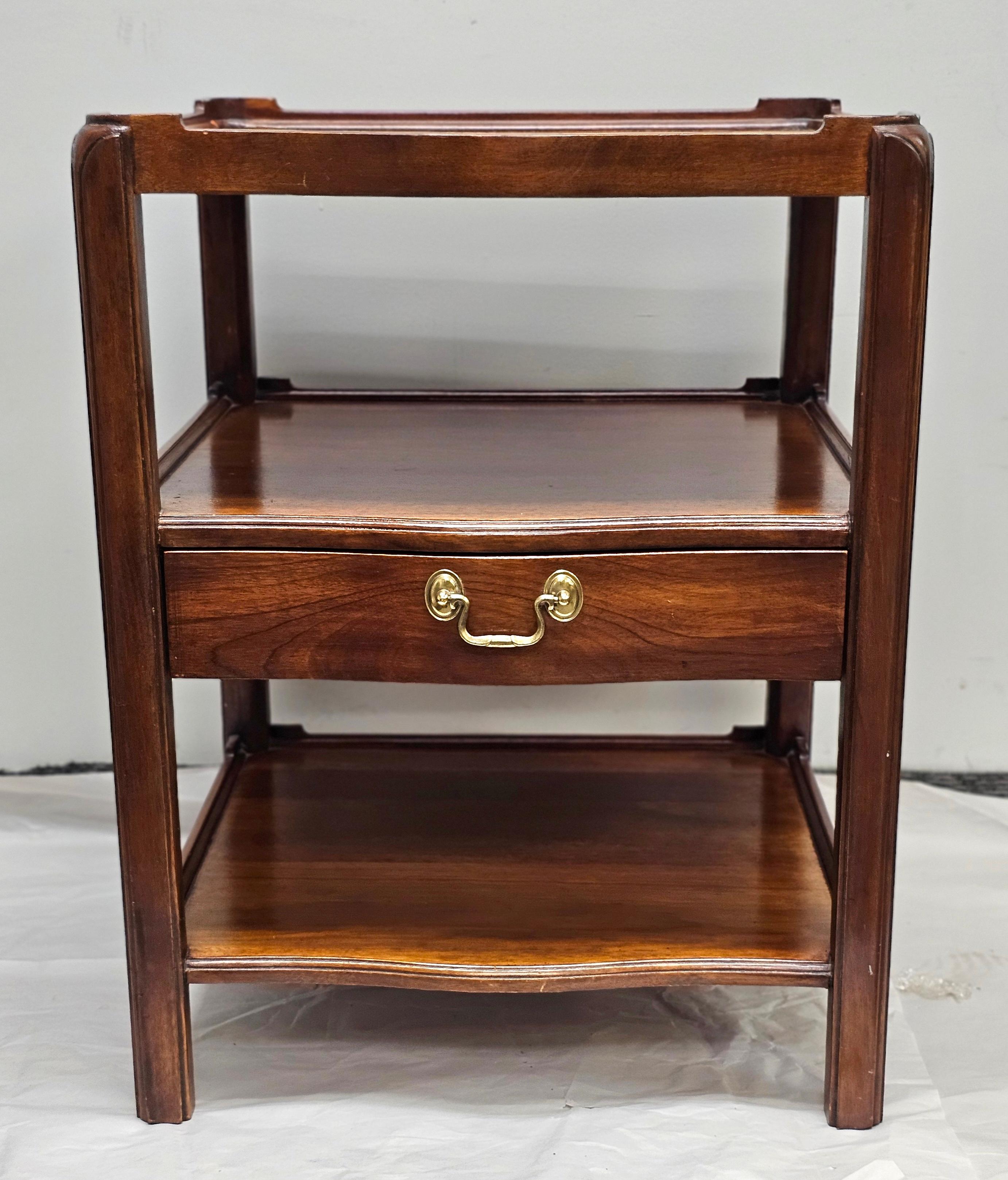 Mesa auxiliar de un solo cajón de tres niveles de estilo georgiano de finales del siglo XX Georgiano en venta