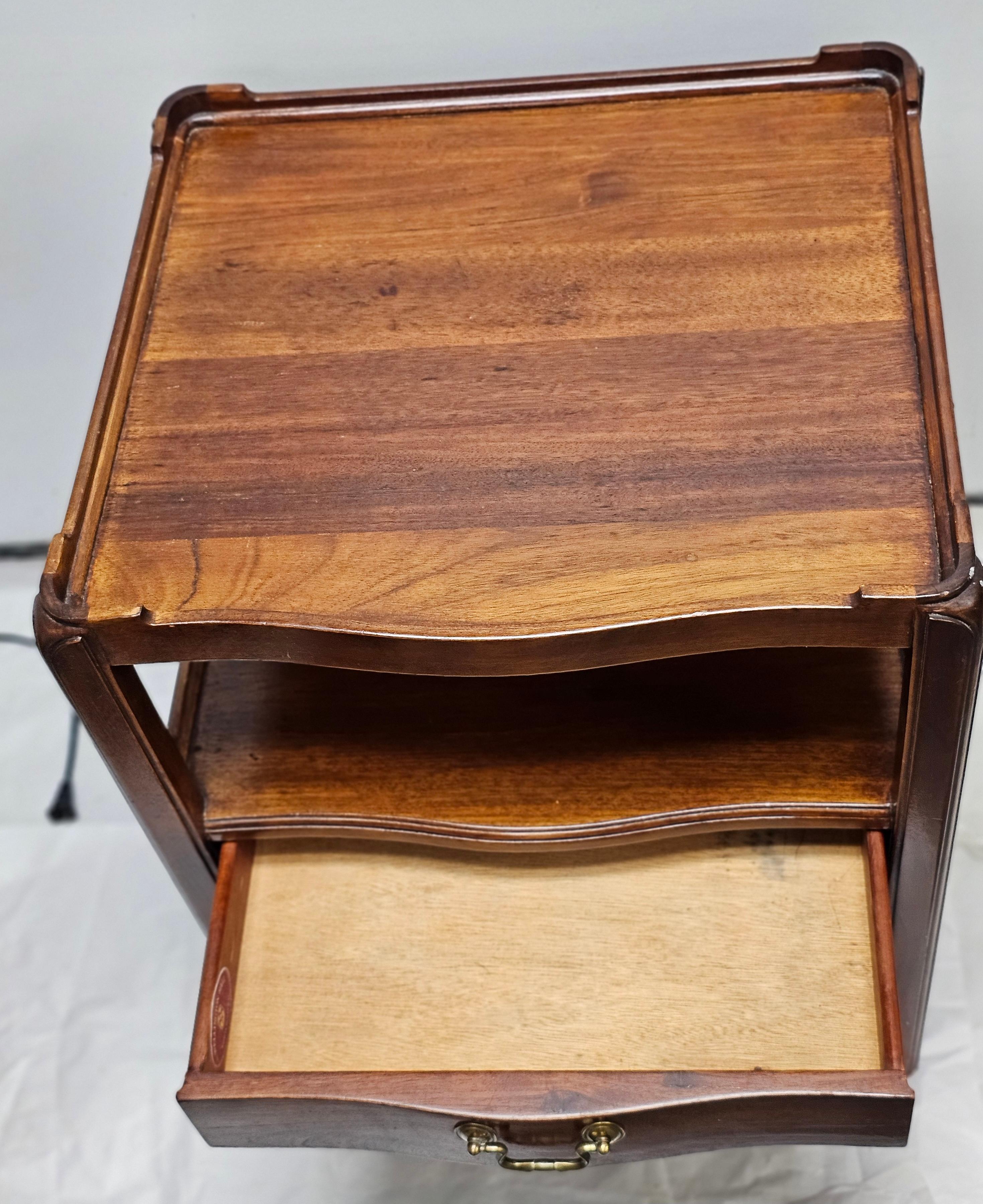 Mesa auxiliar de un solo cajón de tres niveles de estilo georgiano de finales del siglo XX Estadounidense en venta