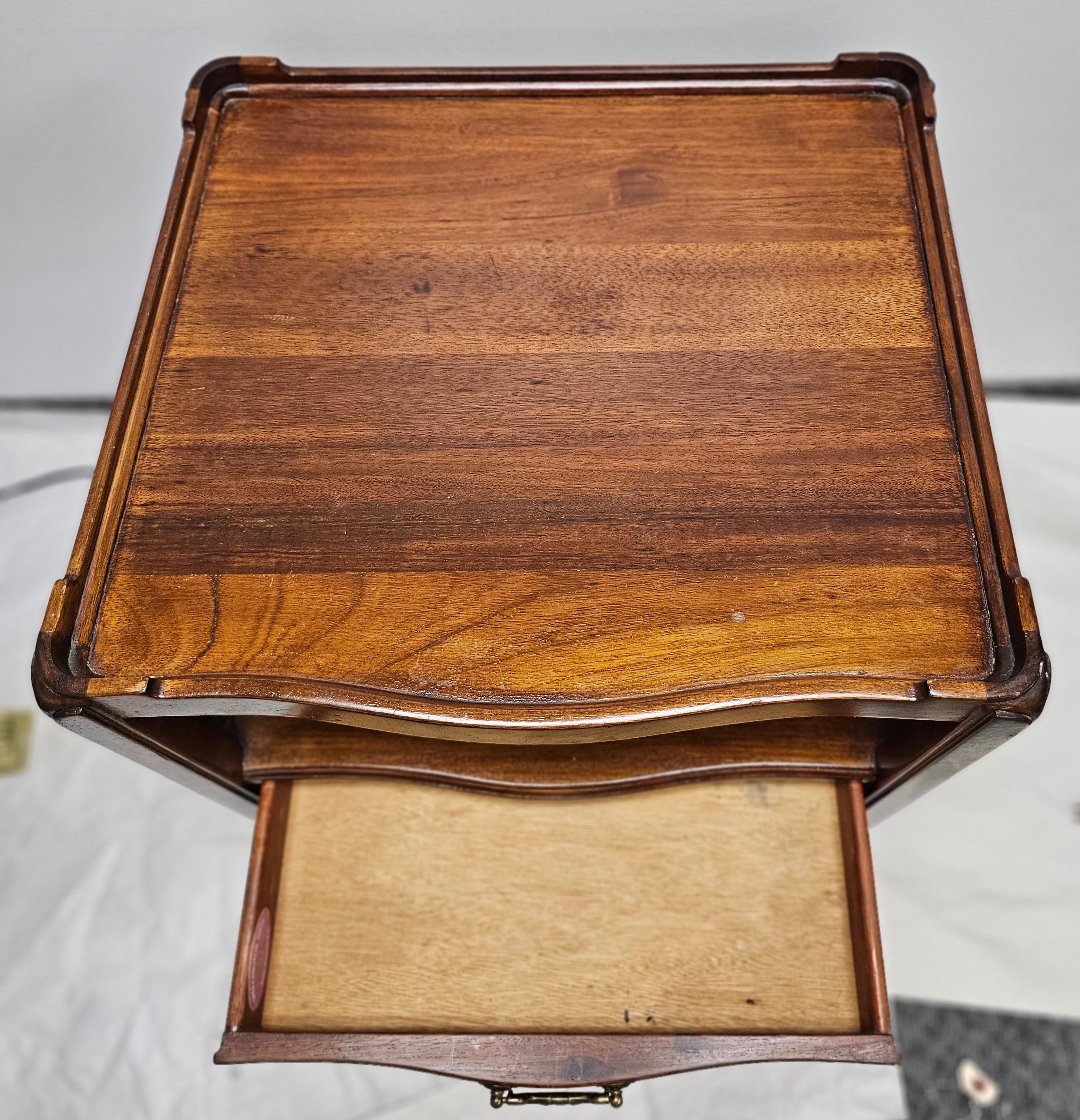 Mesa auxiliar de un solo cajón de tres niveles de estilo georgiano de finales del siglo XX Manchado en venta