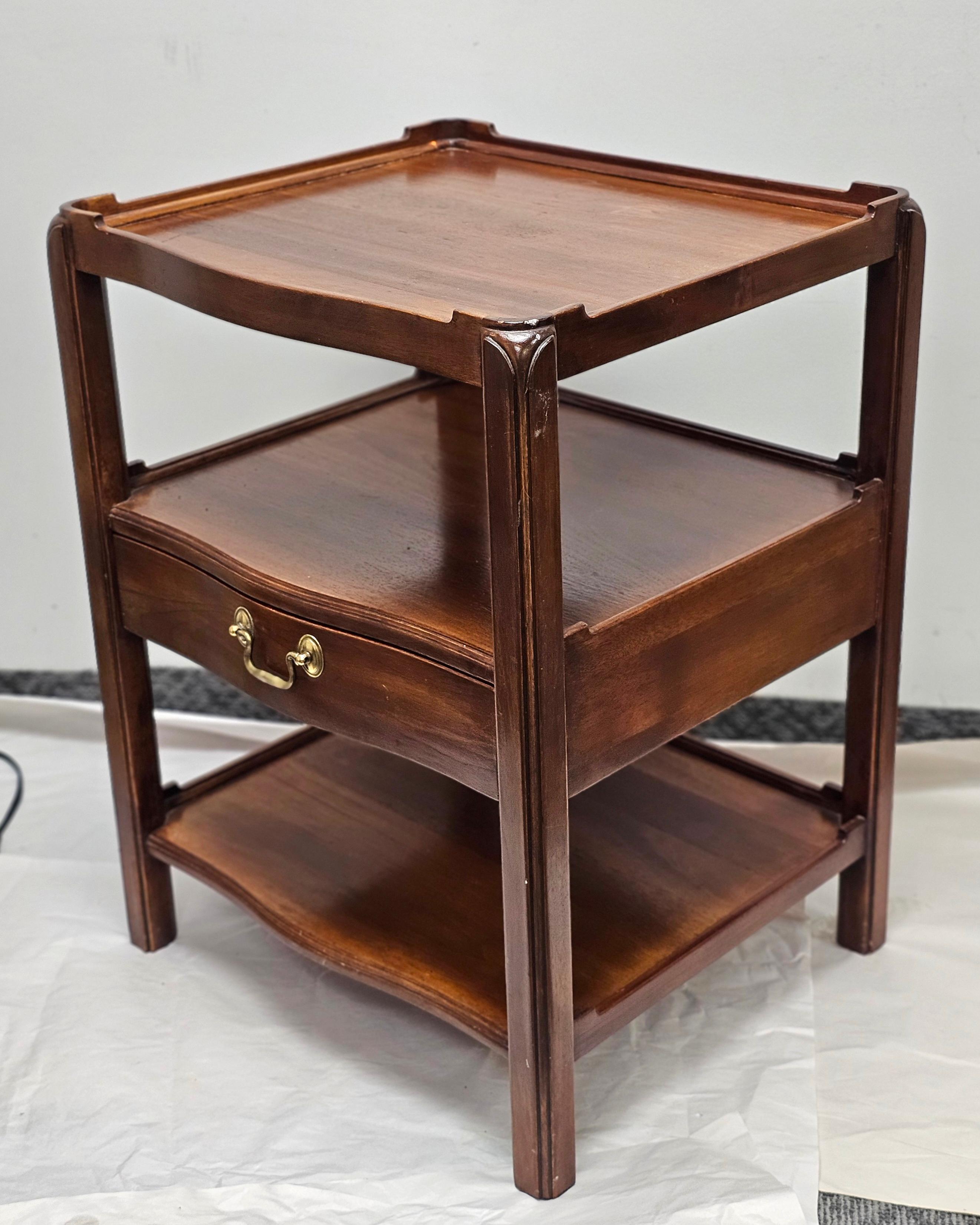 Mesa auxiliar de un solo cajón de tres niveles de estilo georgiano de finales del siglo XX en Bueno estado para la venta en Germantown, MD