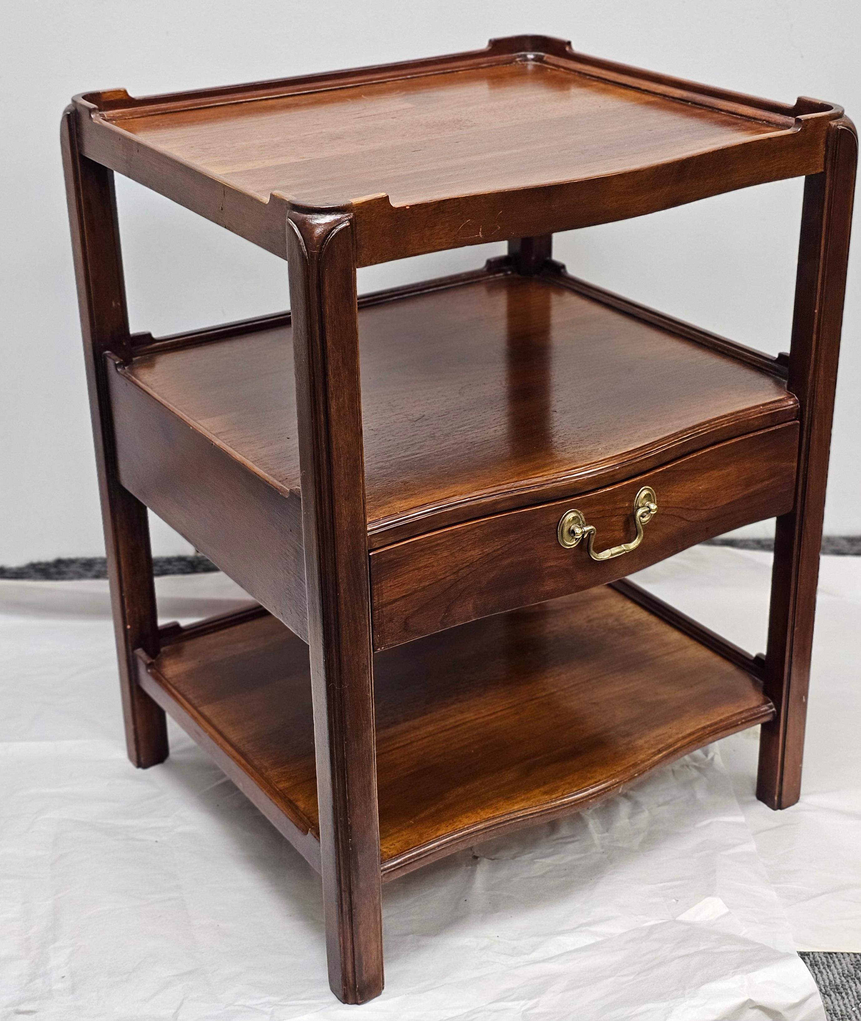 Mesa auxiliar de un solo cajón de tres niveles de estilo georgiano de finales del siglo XX Cereza en venta