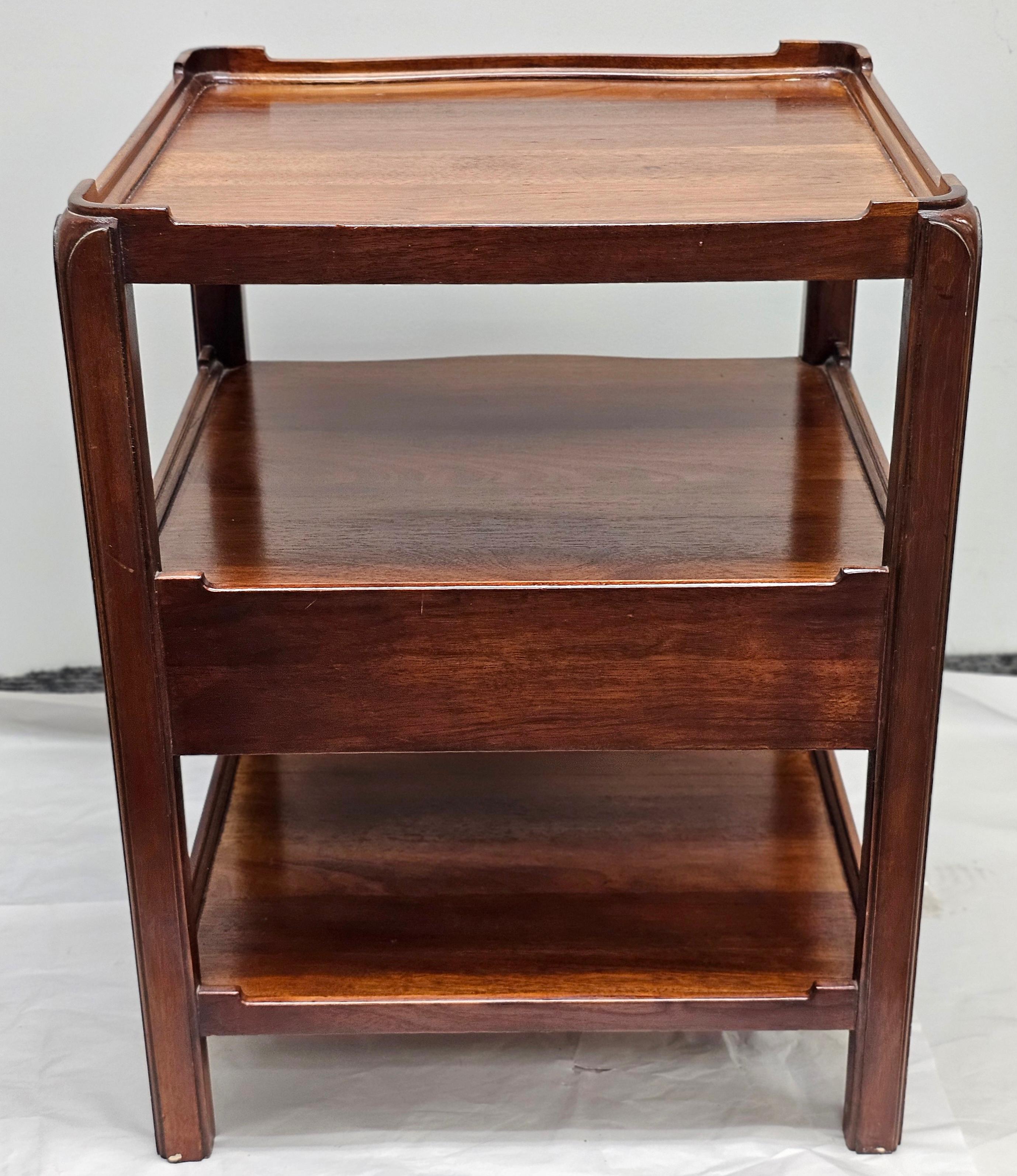 Mesa auxiliar de un solo cajón de tres niveles de estilo georgiano de finales del siglo XX en venta 1