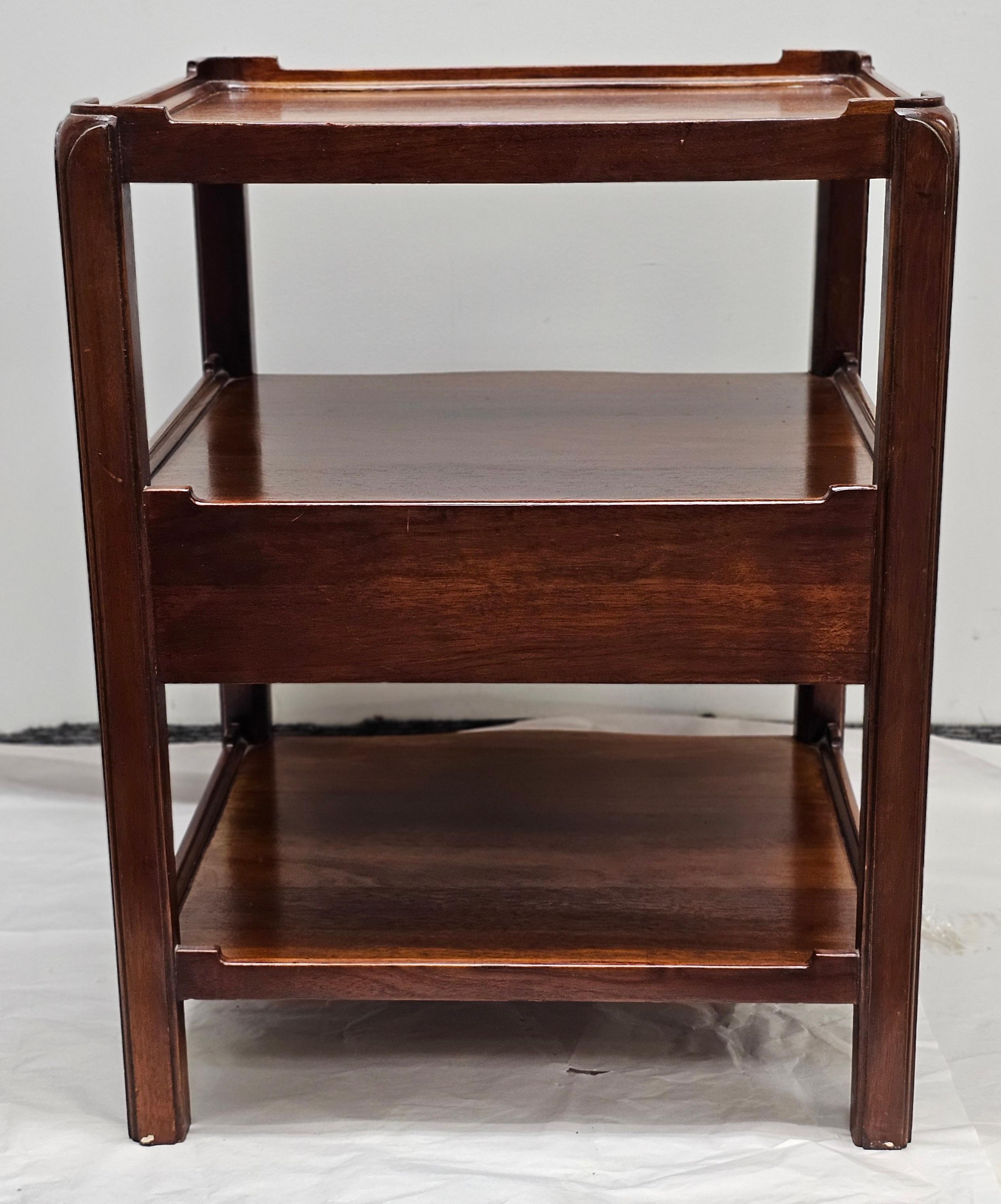 Mesa auxiliar de un solo cajón de tres niveles de estilo georgiano de finales del siglo XX en venta 2