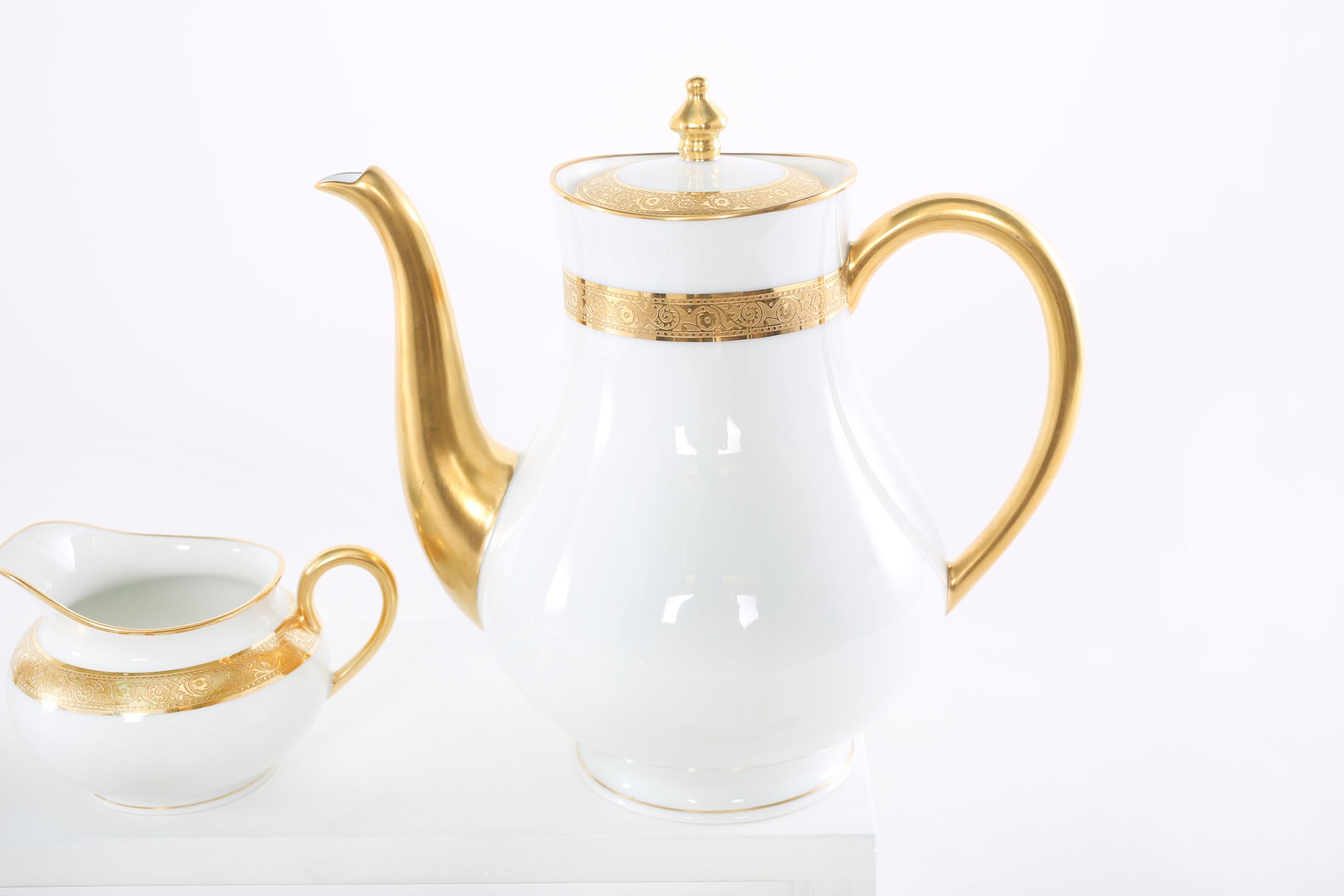 20ième siècle Service à café/thé Haviland Limoges en porcelaine dorée pour 12 personnes en vente