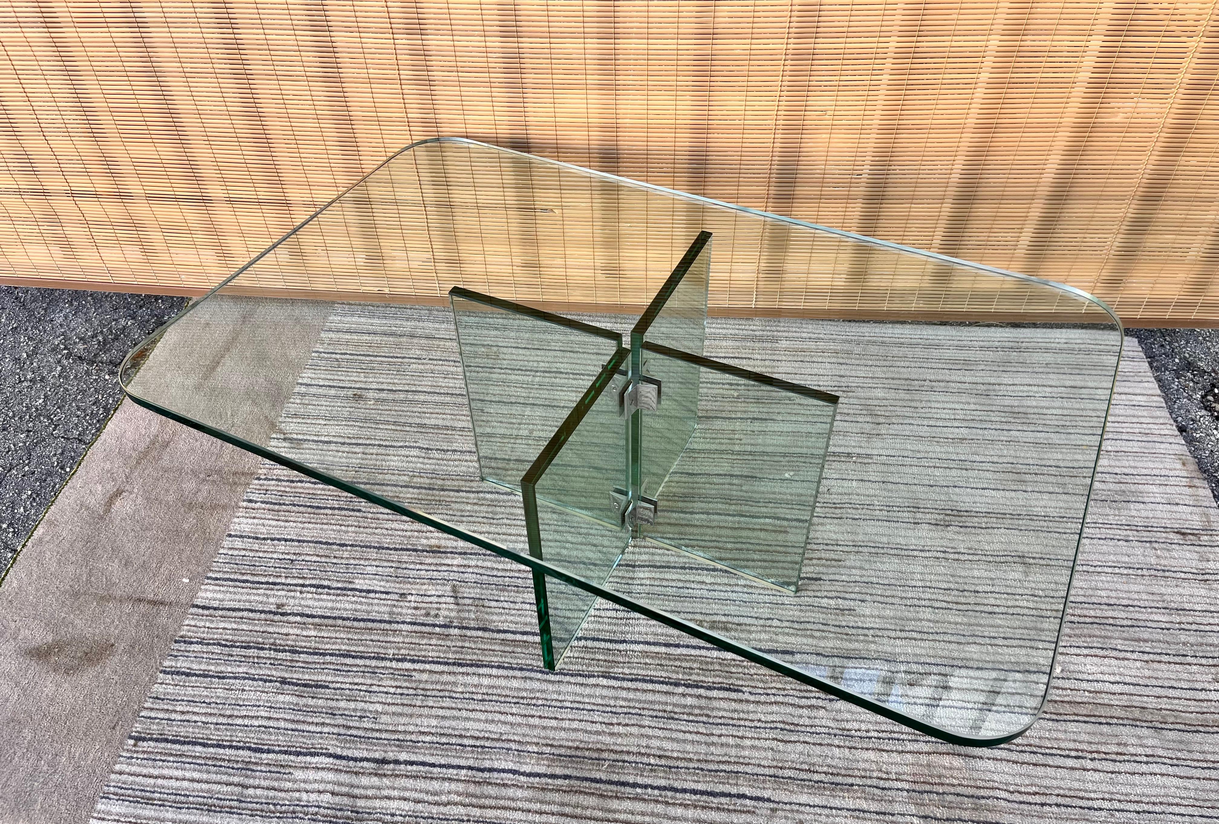Couchtisch aus Glas des späten 20. Jahrhunderts im Stil der Leon Rosen Kollektion im Angebot 4