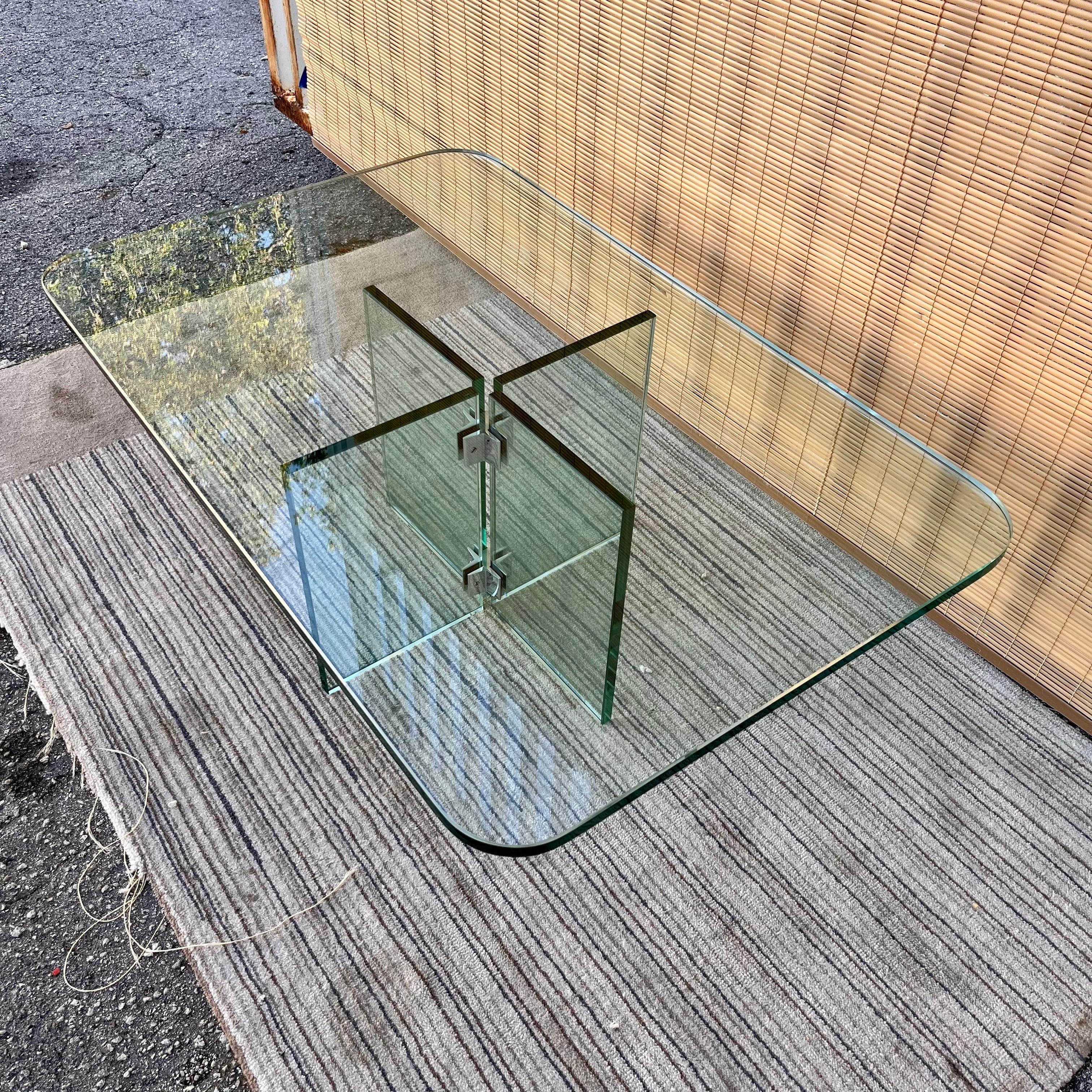 Postmoderner Couchtisch aus Glas aus dem späten 20. Jahrhundert im Stil der Leon Rosen for Pace Collection'S. Circa 1980er Jahre 
Postmodernes, minimalistisches Design mit einem Sockel aus vier 3/4