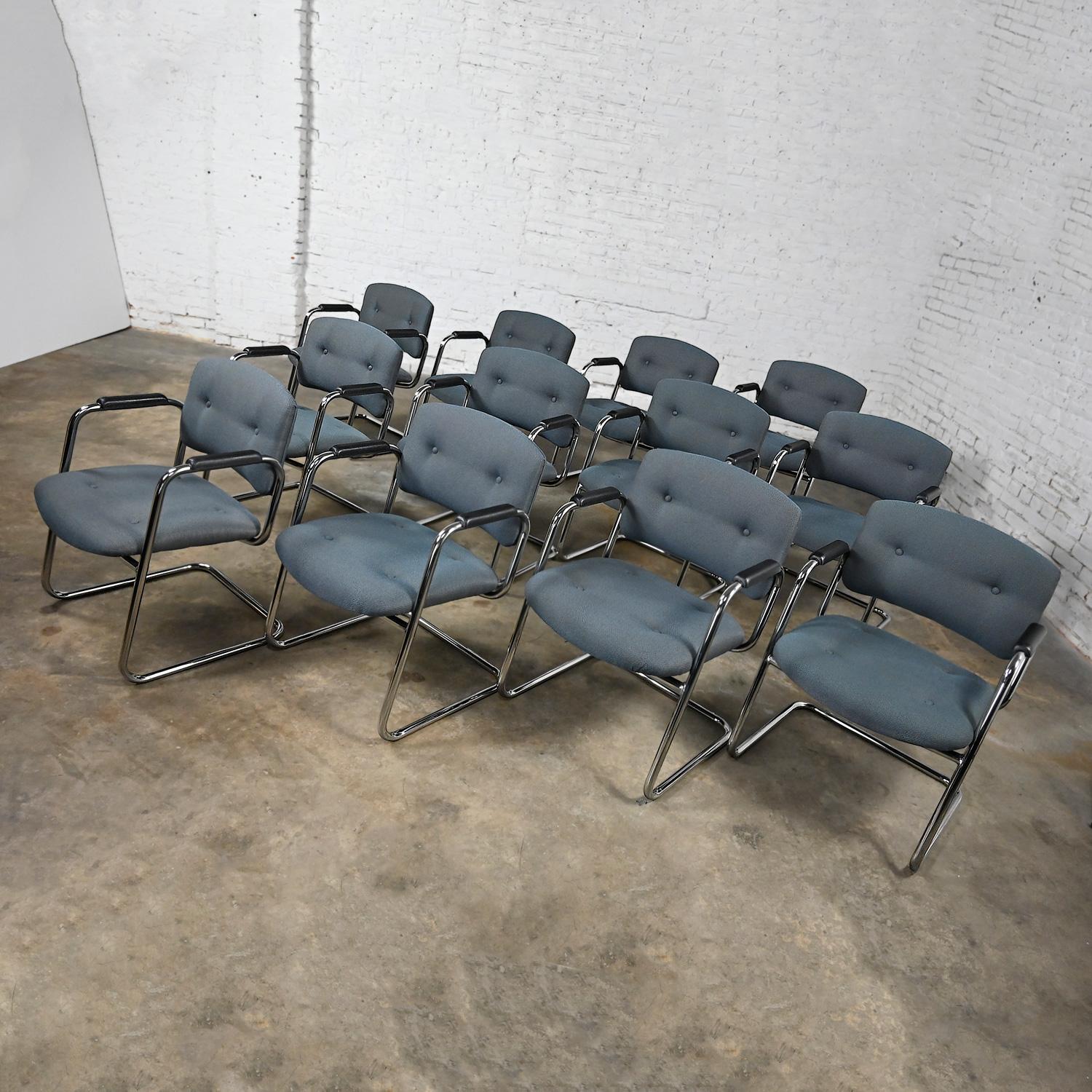Fin du 20e siècle, chaises cantilever grises et chromées Style Steelcase Ensemble de 12 Bon état - En vente à Topeka, KS