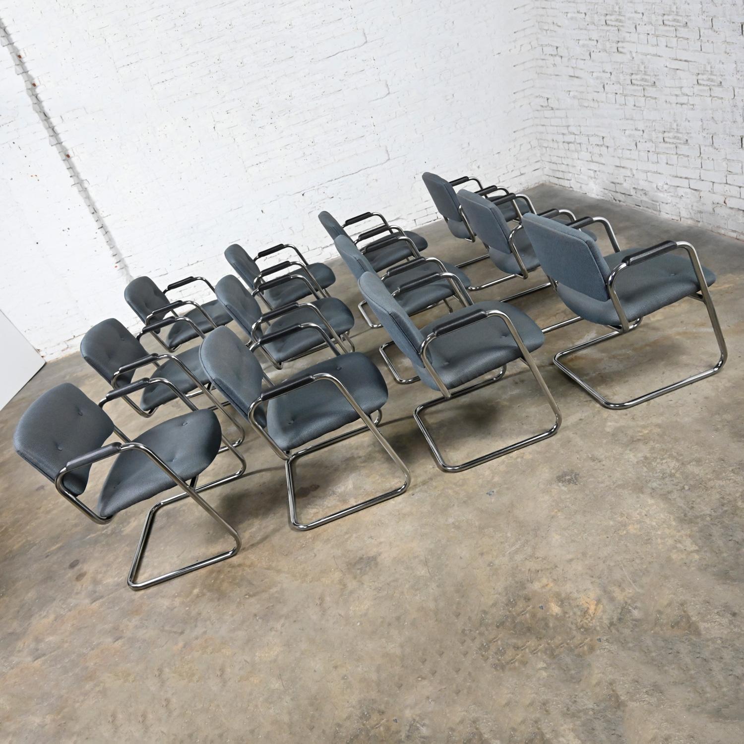 Fin du 20e siècle, chaises cantilever grises et chromées Style Steelcase Ensemble de 12 en vente 1