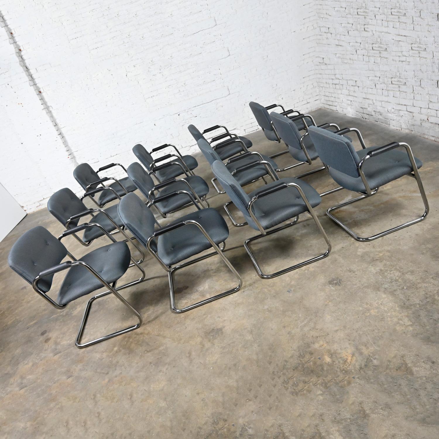 Juego de 12 sillas cantilever estilo Steelcase gris y cromadas de finales del siglo XX en venta 2