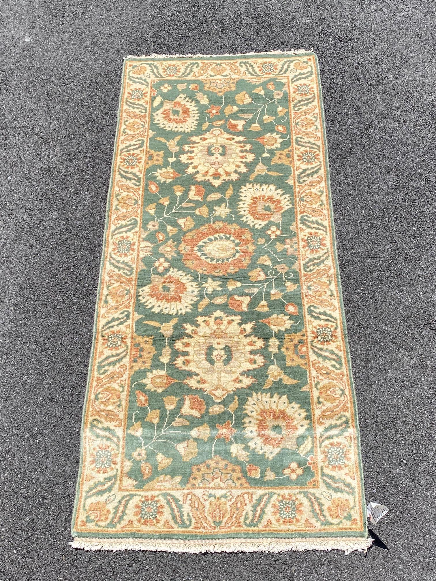 Si tratta di un nuovo tappeto egiziano dal design persiano, tessuto a mano ad Alessandria d'Egitto negli anni '90. Abbiamo prodotto questi tappeti e il design e i colori sono stati scelti a mano da noi e abbiamo un'ampia varietà di dimensioni in