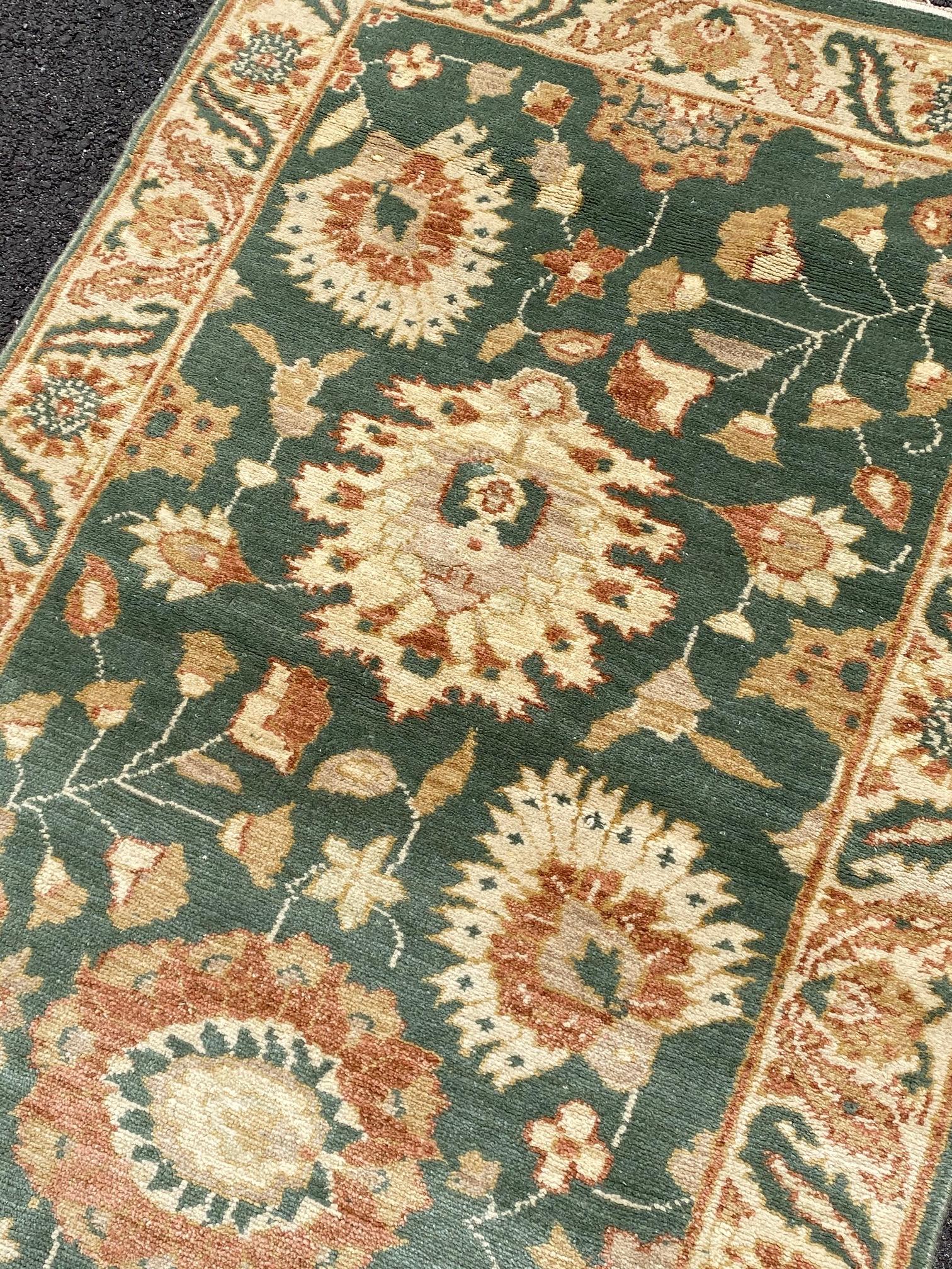 Oushak Tappeto di piccole dimensioni in stile persiano di fine XX secolo, verde, oro, avorio e beige in vendita