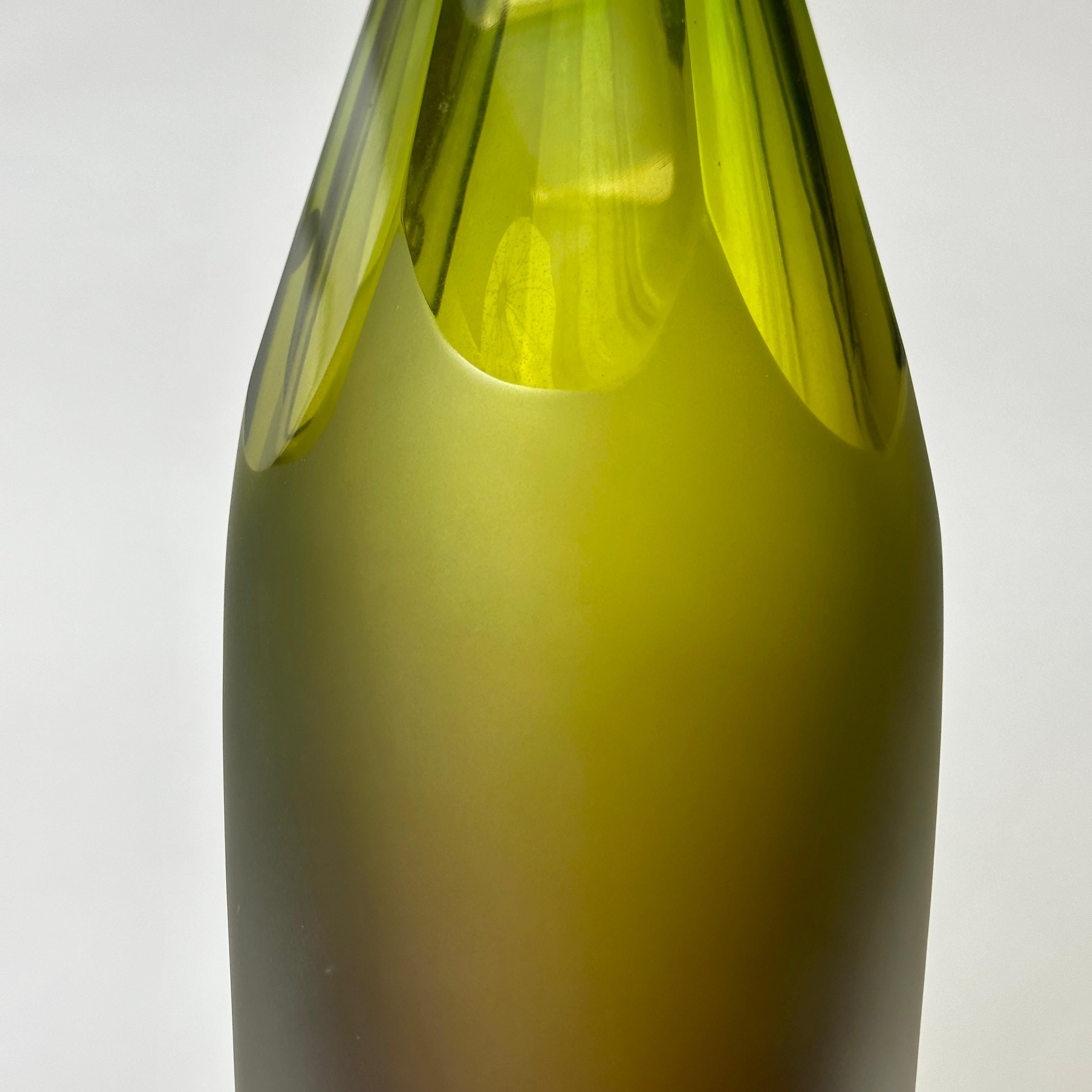 Mid-Century Modern Vase en verre de Murano à facettes vertes de la fin du 20e siècle par Vivarini Murano en vente