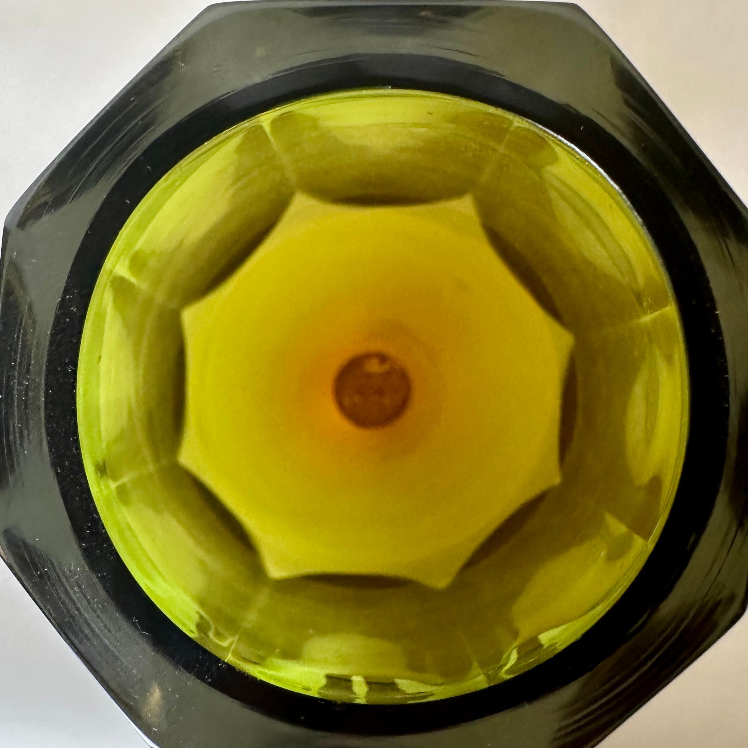Late 20th Century Green Hand Faceted Murano Glass Vase by Vetreria Vivarini In Good Condition For Sale In Firenze, Tuscany