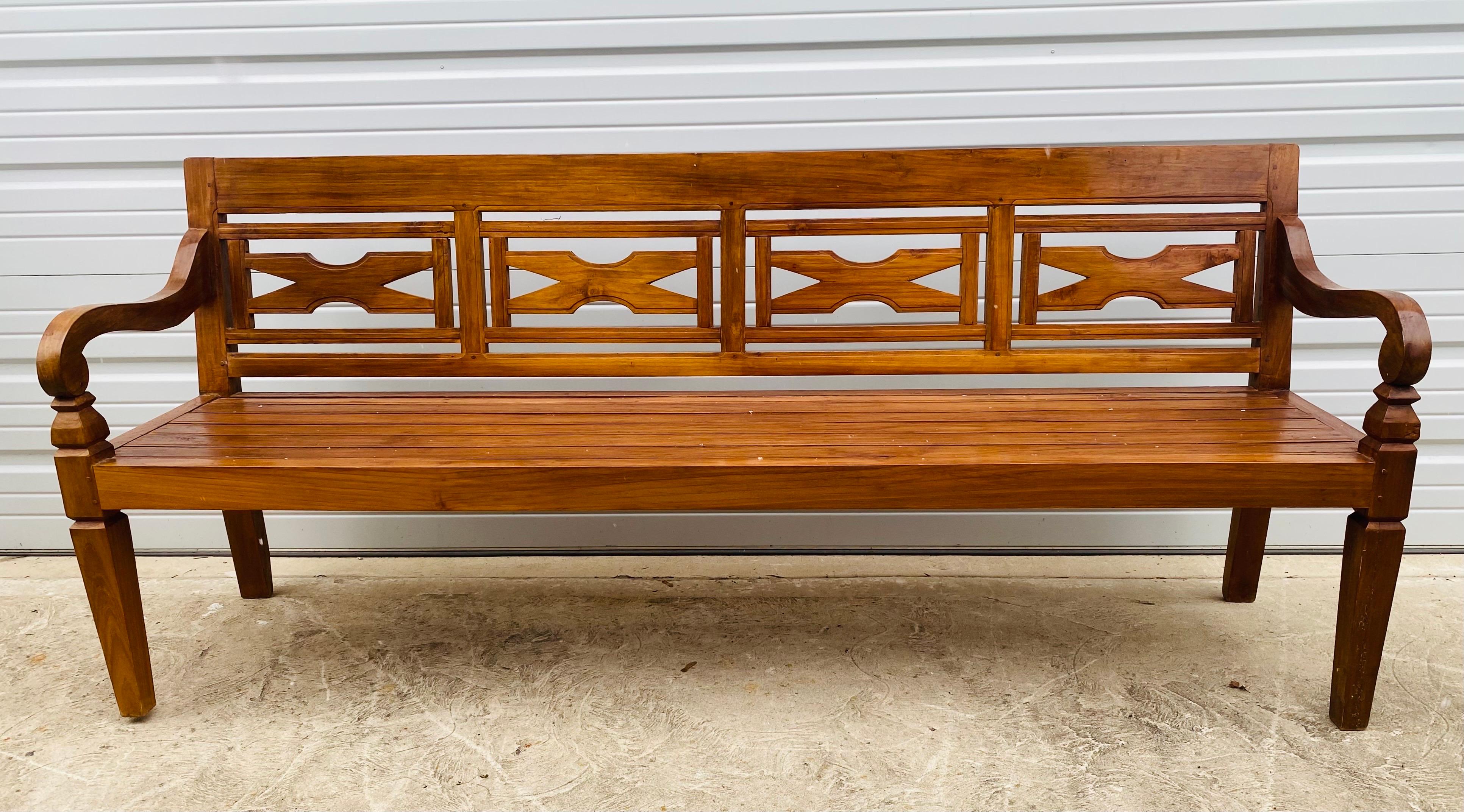 Banc de décoration en teck sculpté à la main à la fin du 20e siècle. en vente 1