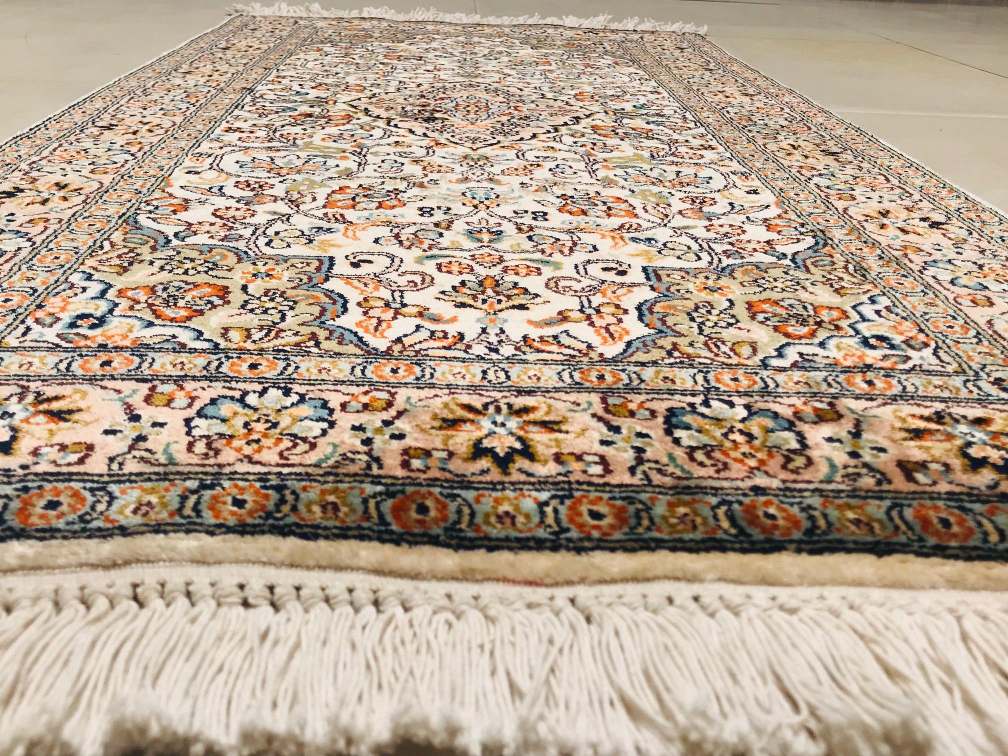 Wool Late 20th Century Hand Knotted Indian Rug with Silk in Beige of 1970s For Sale